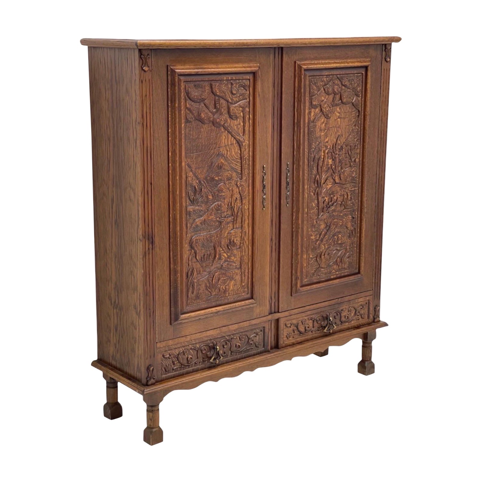 Armoire vintage d'Allemagne avec motifs sculptés à la main, vers les années 1930