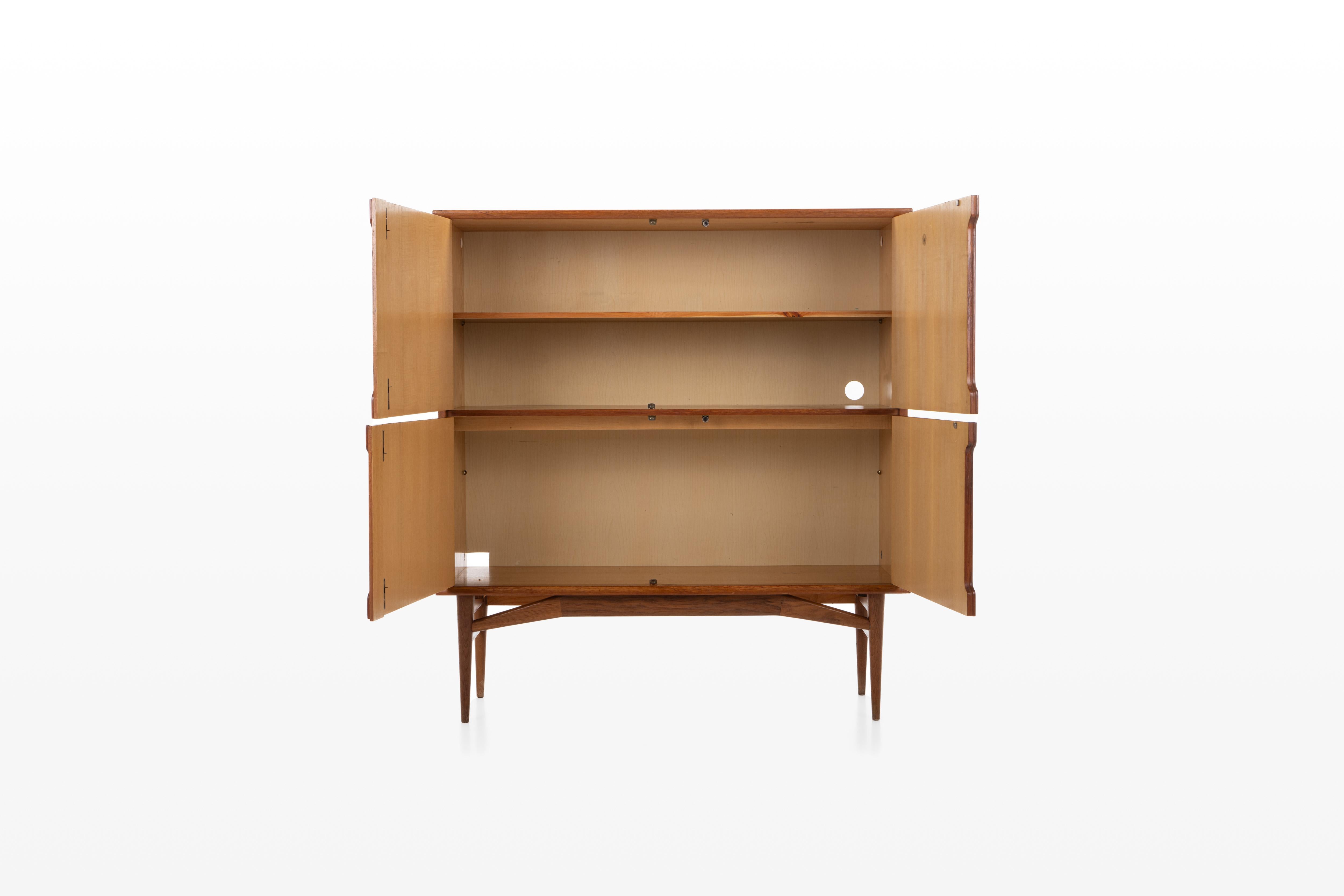Armoire vintage produite dans les années 1960. Cette armoire est finie en teck à l'extérieur et en hêtre à l'intérieur. Il reste en très bon état.

Dimensions :
W: 123,5 cm
D : 43 cm
H : 133,5 cm