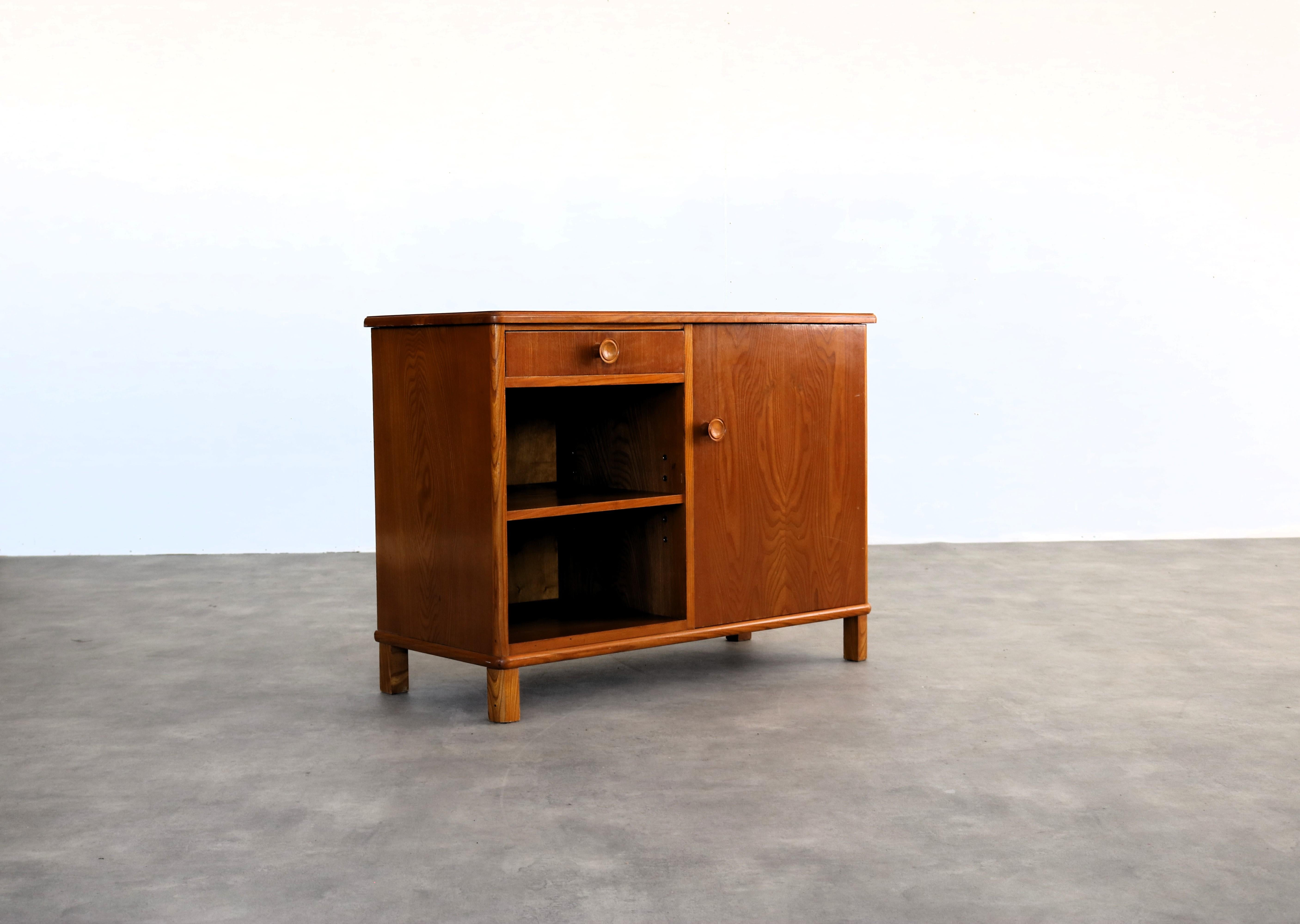 alter Schrank  Anrichte  1960s  Schwedisch

Zeitraum  1960s
Entwurf  unbekannt  Schweden
Bedingung  gut  geringe Gebrauchsspuren
Größe  72 x 92 x 42 (HxBxT)

Details  Kiefer; Eiche; 

Sachnummer  2832