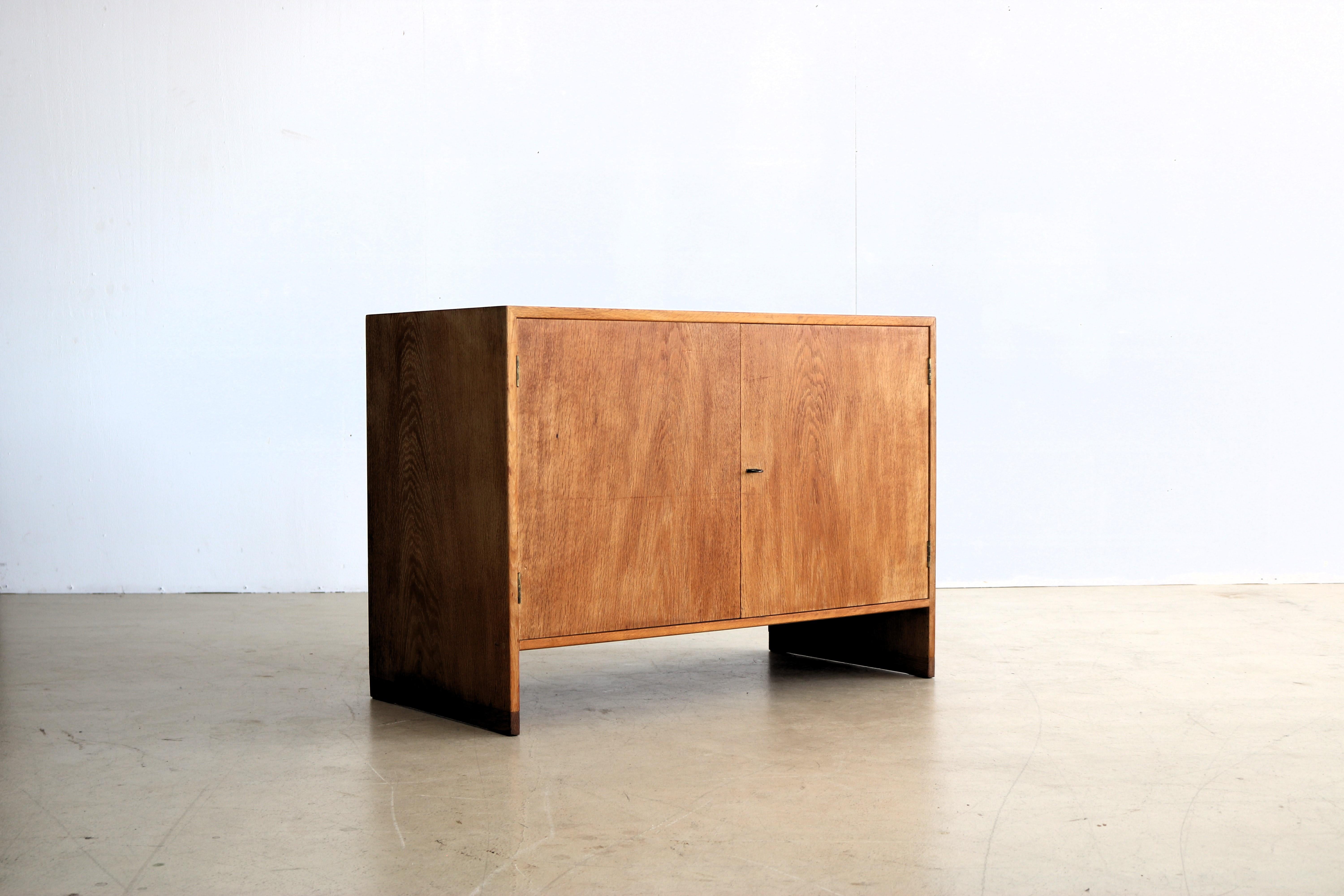 vintage cabinet sideboard Hans Wegner R.Y. Mobler

period 1950s
designs Hans Wegner R.Y. Mobler Denmark
conditions good light signs of use color difference on top
size 71 x 100 x 49 (hxwxd)

details teak; oak;

article number 2035.