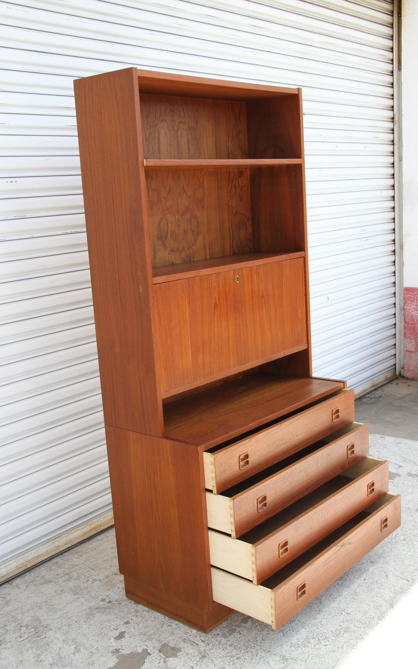 Poul Hundevard Danish Modern Teak 4 Drawer Drop Front Secretary w/ Bookshelf In Good Condition For Sale In Pasadena, TX