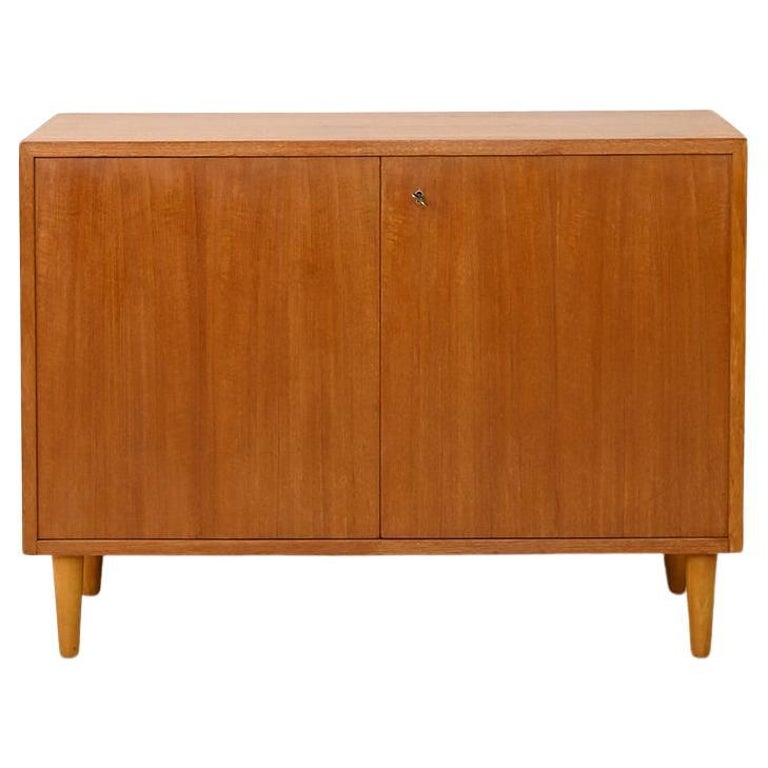 Armoire vintage avec portes à charnières En vente sur 1stDibs