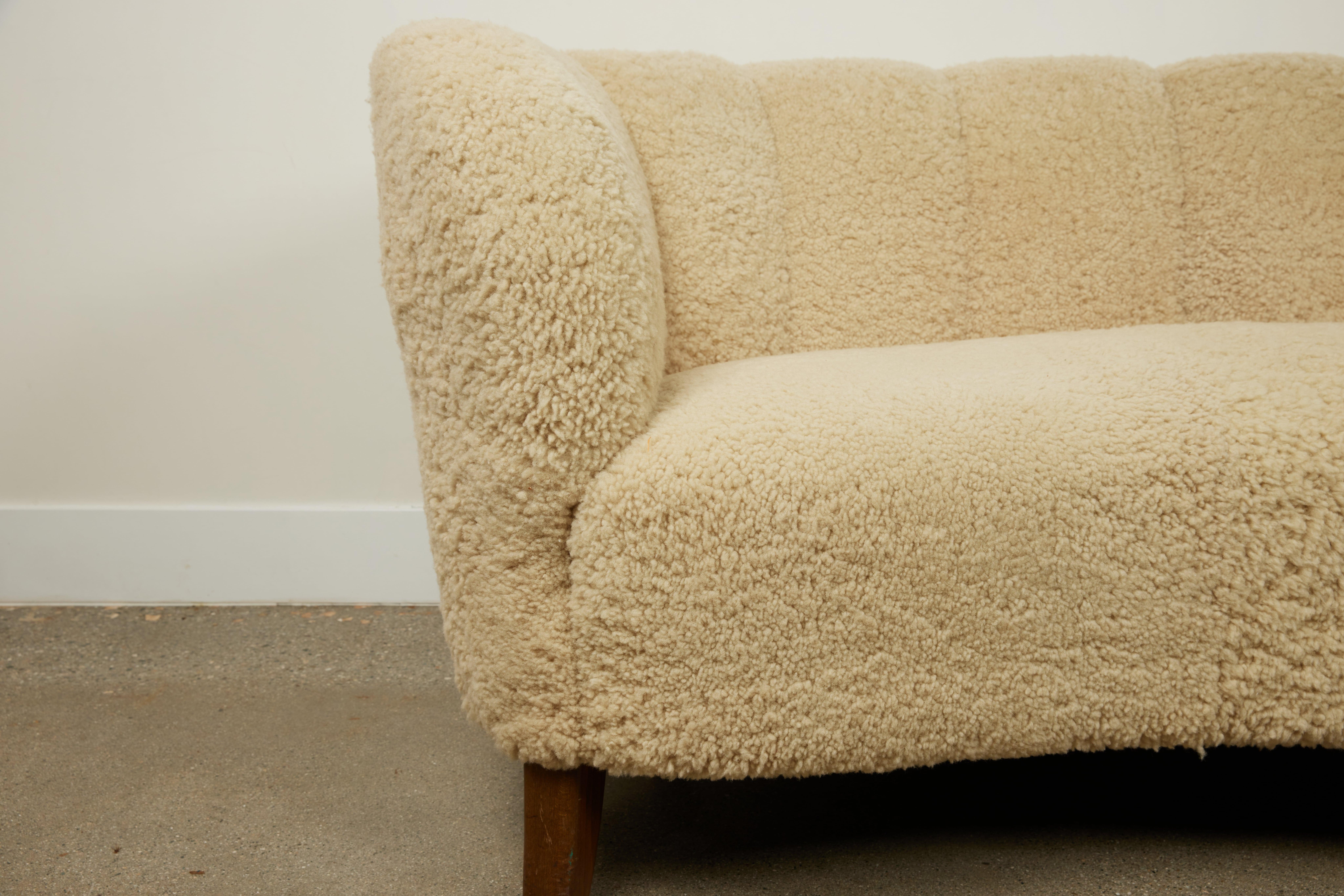 Wir stellen Ihnen ein wunderschönes Tischler-Sofa aus Dänemark vor, ca. 1960. Dieses geschwungene 3-Sitzer-Sofa ist ein Paradebeispiel für das Design der Jahrhundertmitte und zeichnet sich durch organische Linien und außergewöhnlichen Komfort aus.
