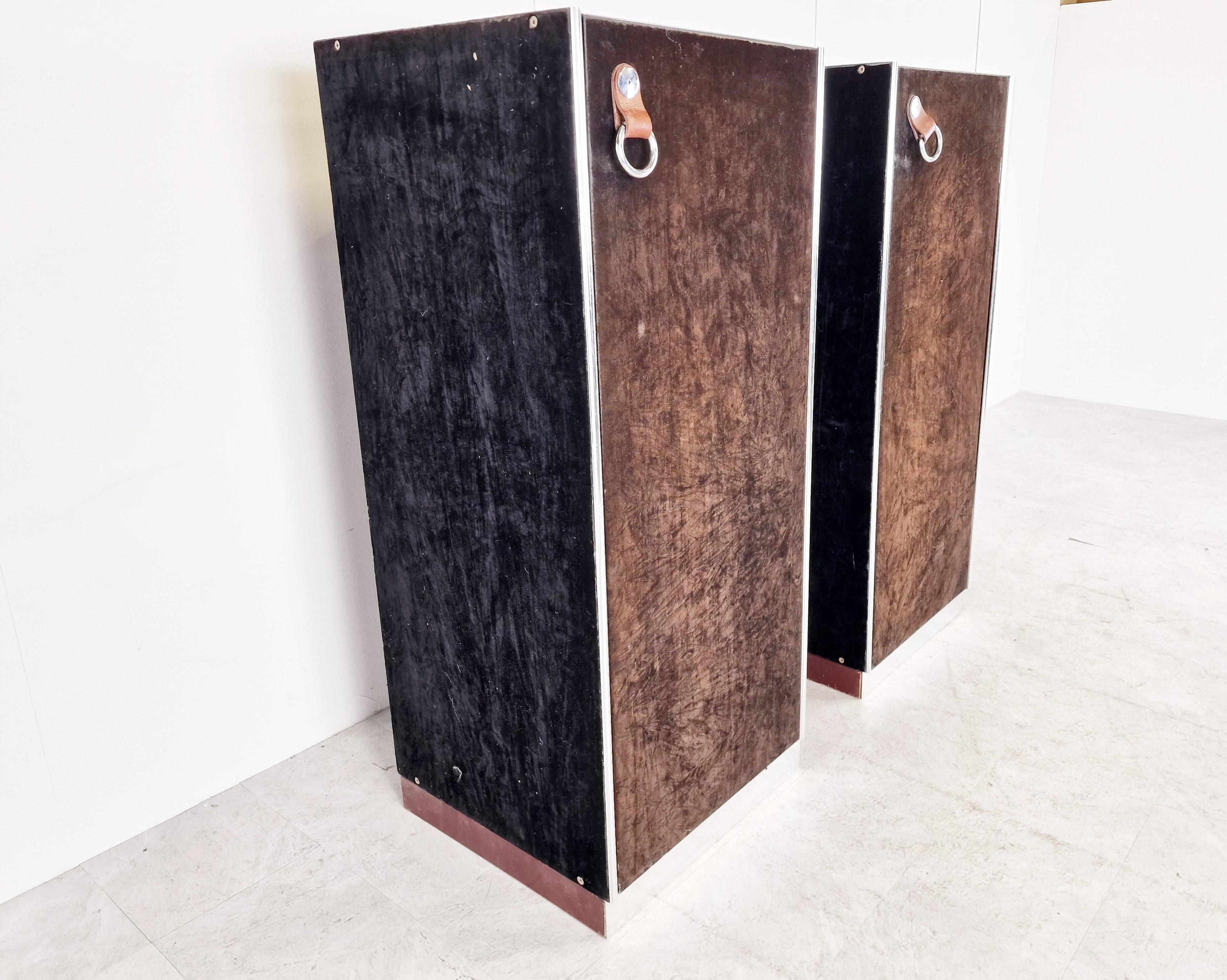 Raros armarios vintage diseñados por Guido Faleschini para Hermès.

El mueble ofrece mucho espacio de almacenamiento para perchas y tiene el característico asa de cuero y anilla metálica, tapicería de fieltro marrón y paneles de aluminio