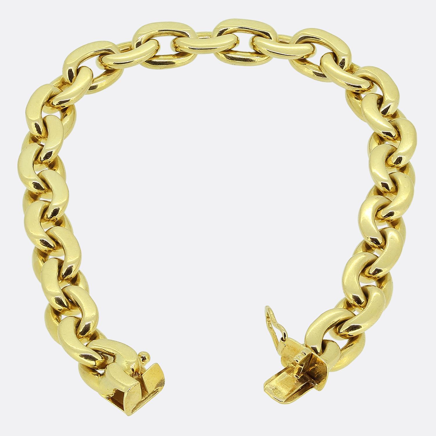 Nous avons ici un bracelet en or jaune 18ct remarquable, composé d'une série de maillons ovales entrelacés. Chaque maillon est poli jusqu'à ce qu'il soit très brillant, créant ainsi une fluidité sans faille autour du poignet. Le bracelet est fixé à