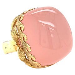 Vintage Cabochon 77.40 Carat Rose Quartz 18 Karat Yellow Gold Textured Wave Ring