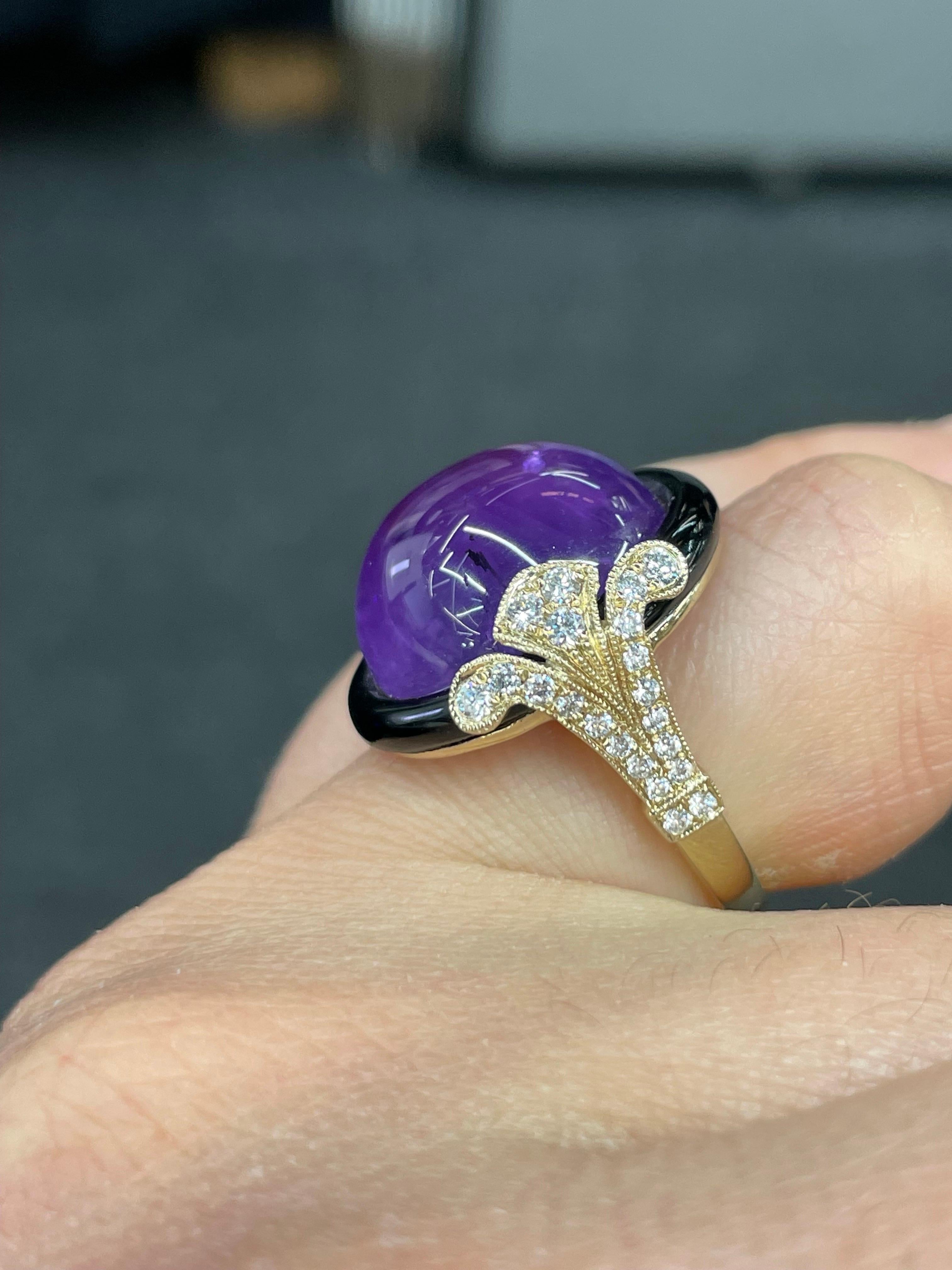 Vintage Cabochon Amethyst Onyx Diamond Ring 18 Karat Yellow Gold In Excellent Condition In New York, NY