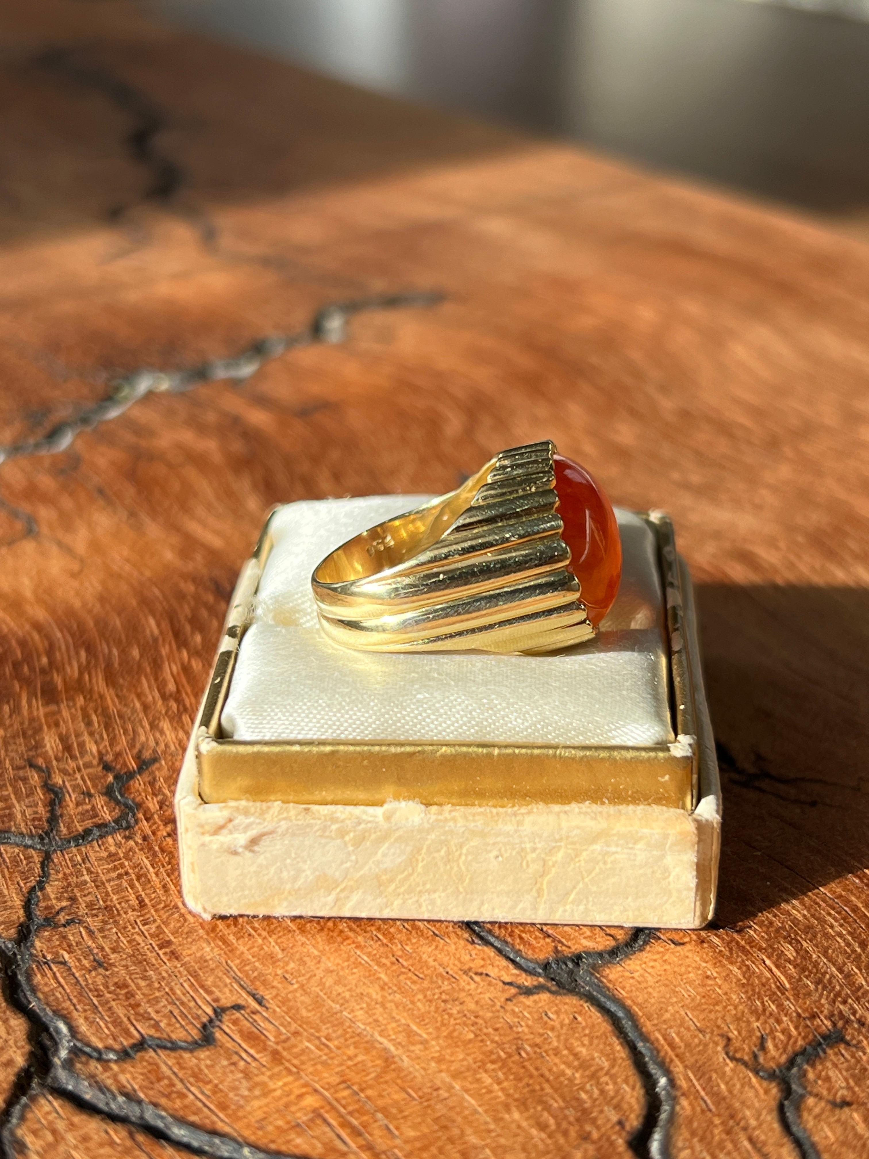Vintage Cabochon Carnelian 18K Yellow Gold Cocktail Ring In Good Condition For Sale In Towson, MD