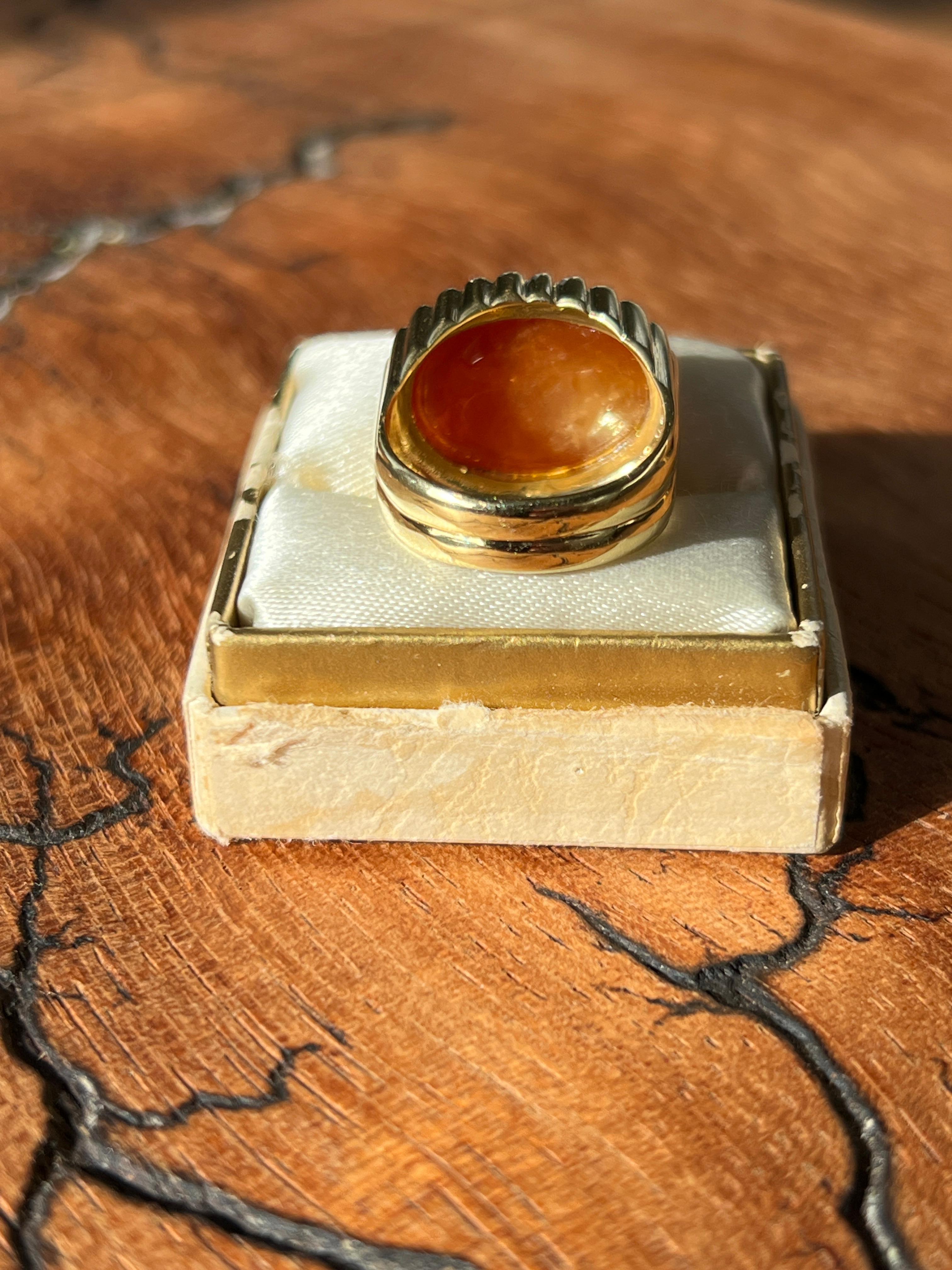 Women's or Men's Vintage Cabochon Carnelian 18K Yellow Gold Cocktail Ring For Sale