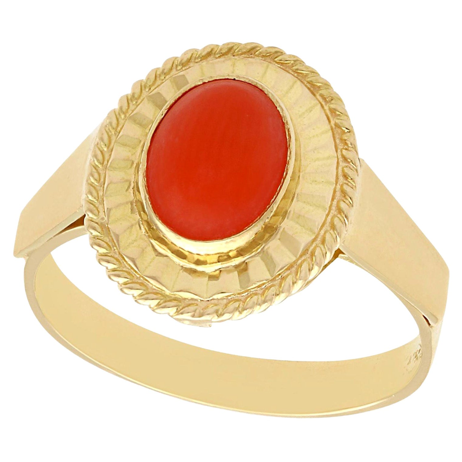 Bague cocktail vintage en or jaune et corail taillé en cabochon