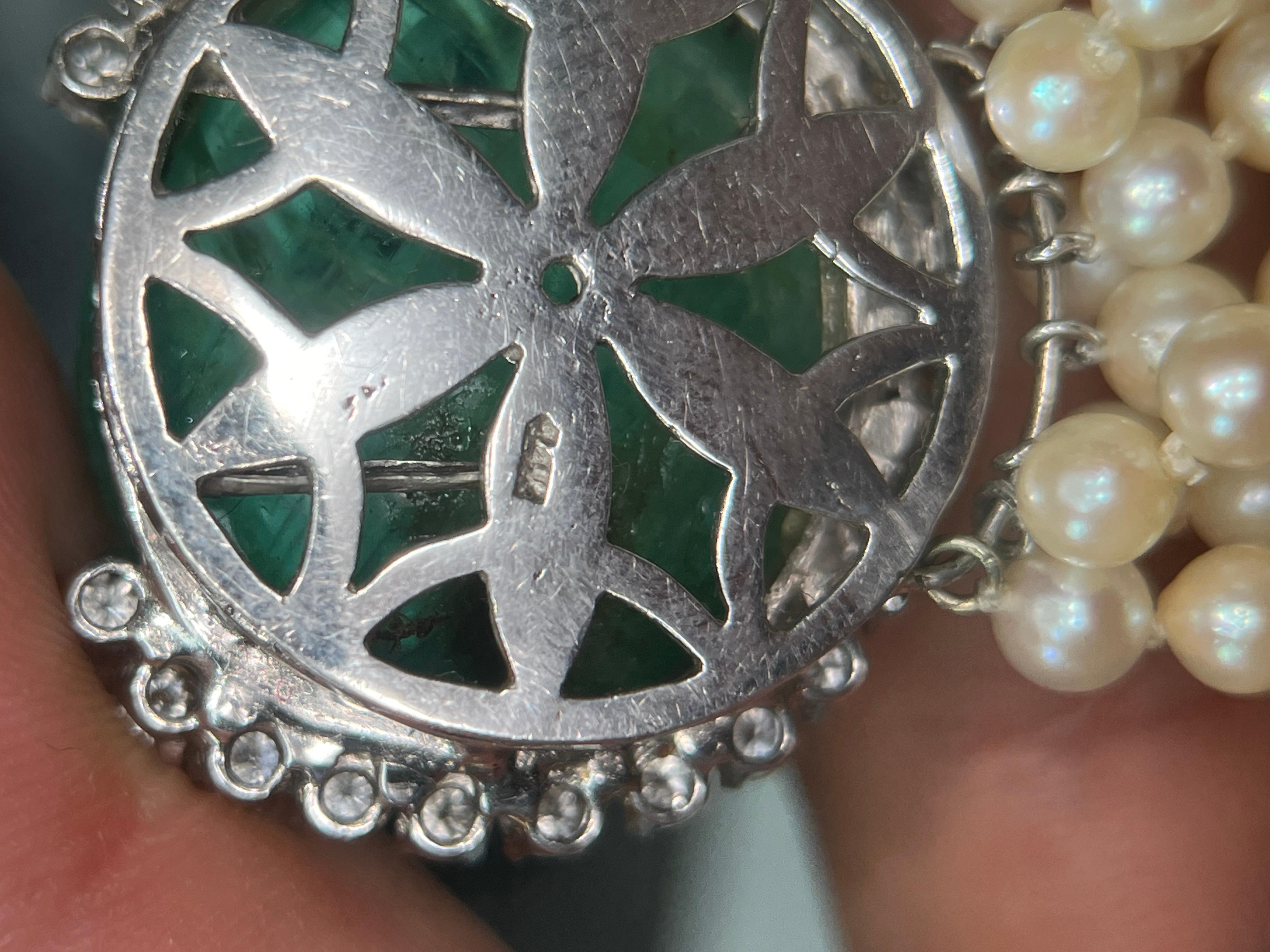 Mehrreihige Vintage-Halskette aus 14 Karat Gold mit Smaragd im Cabochon-Schliff in der Mitte und Perlen 5