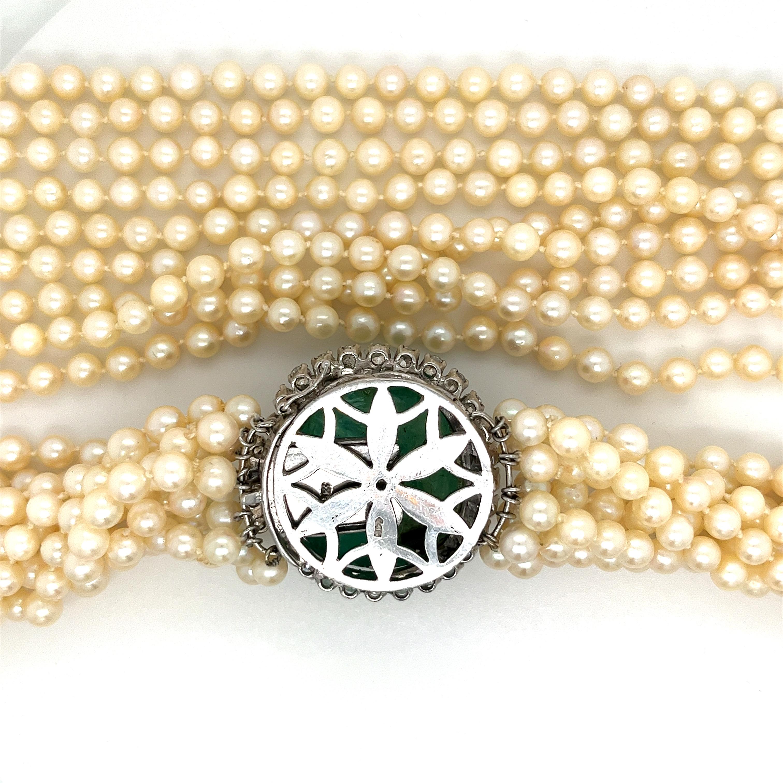Mehrreihige Vintage-Halskette aus 14 Karat Gold mit Smaragd im Cabochon-Schliff in der Mitte und Perlen im Zustand „Gut“ in Miami, FL