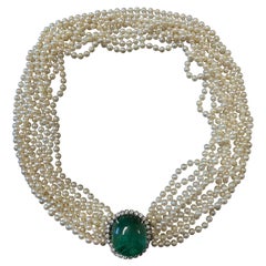 Mehrreihige Vintage-Halskette aus 14 Karat Gold mit Smaragd im Cabochon-Schliff in der Mitte und Perlen