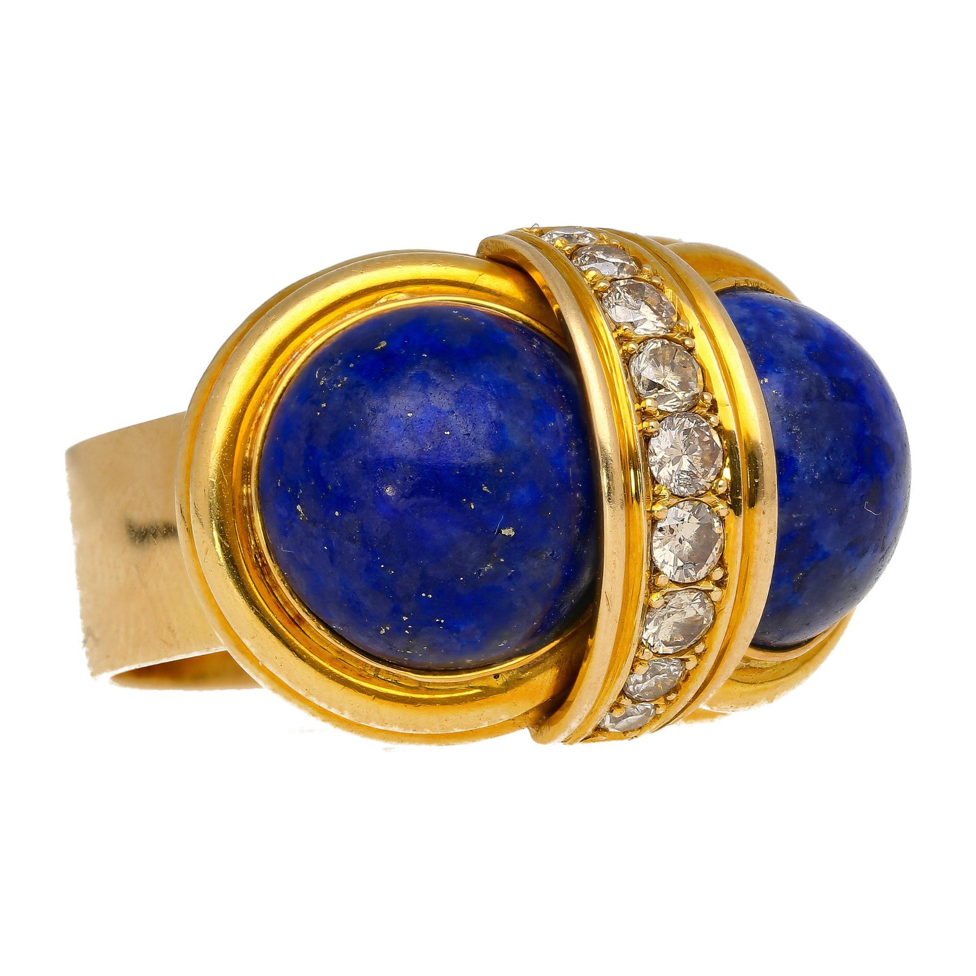 Anello vintage con 2 pezzi di lapislazzuli blu intenso tagliato a cabochon e 9 pezzi di diamanti a taglio rotondo in oro giallo 18 carati.

Dettagli dell'anello:
Tipo di articolo: Anello di dichiarazione Vintage By
Metallo: Oro giallo 18