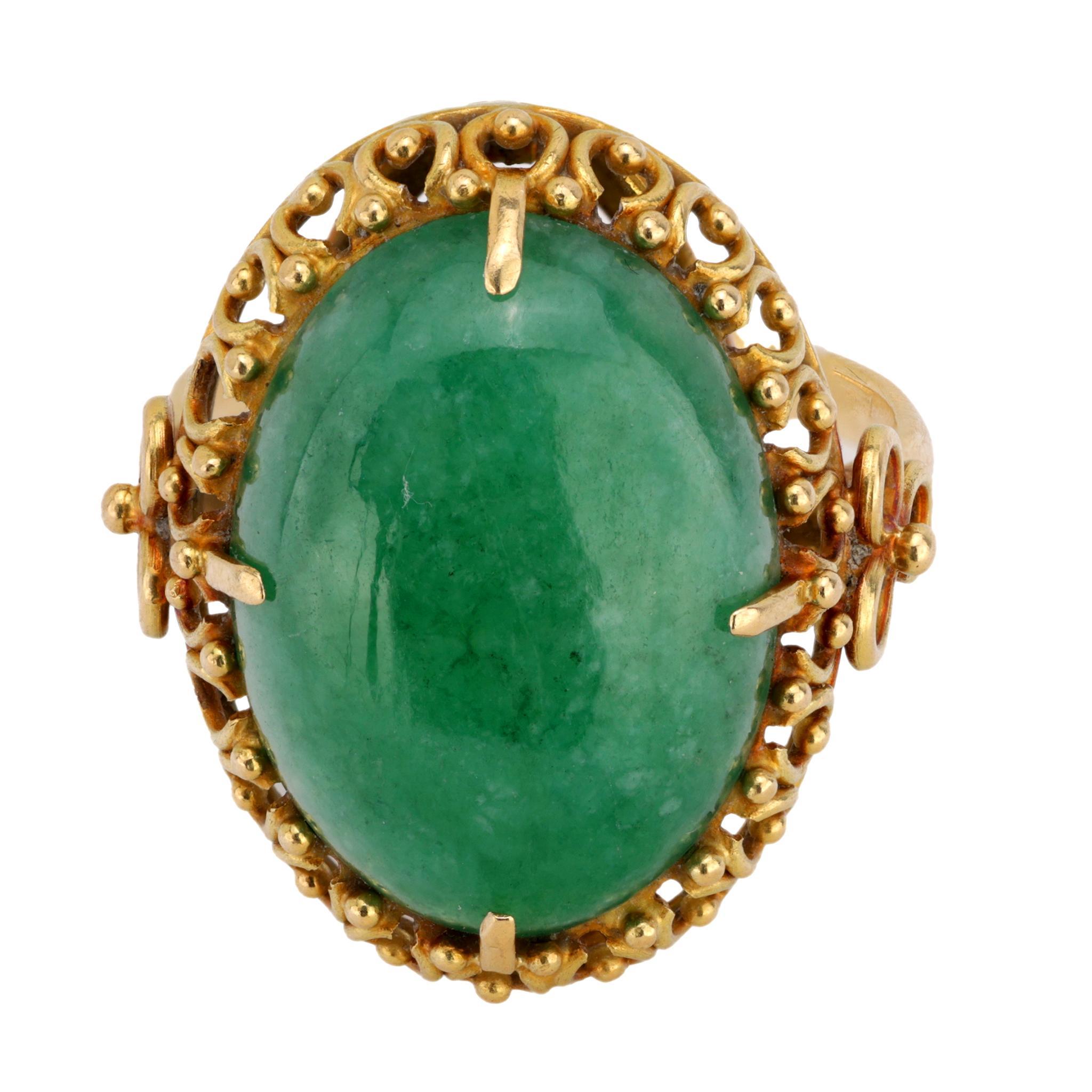 Moderne Bague cocktail vintage en or jaune 18 carats avec cabochon de jade en vente