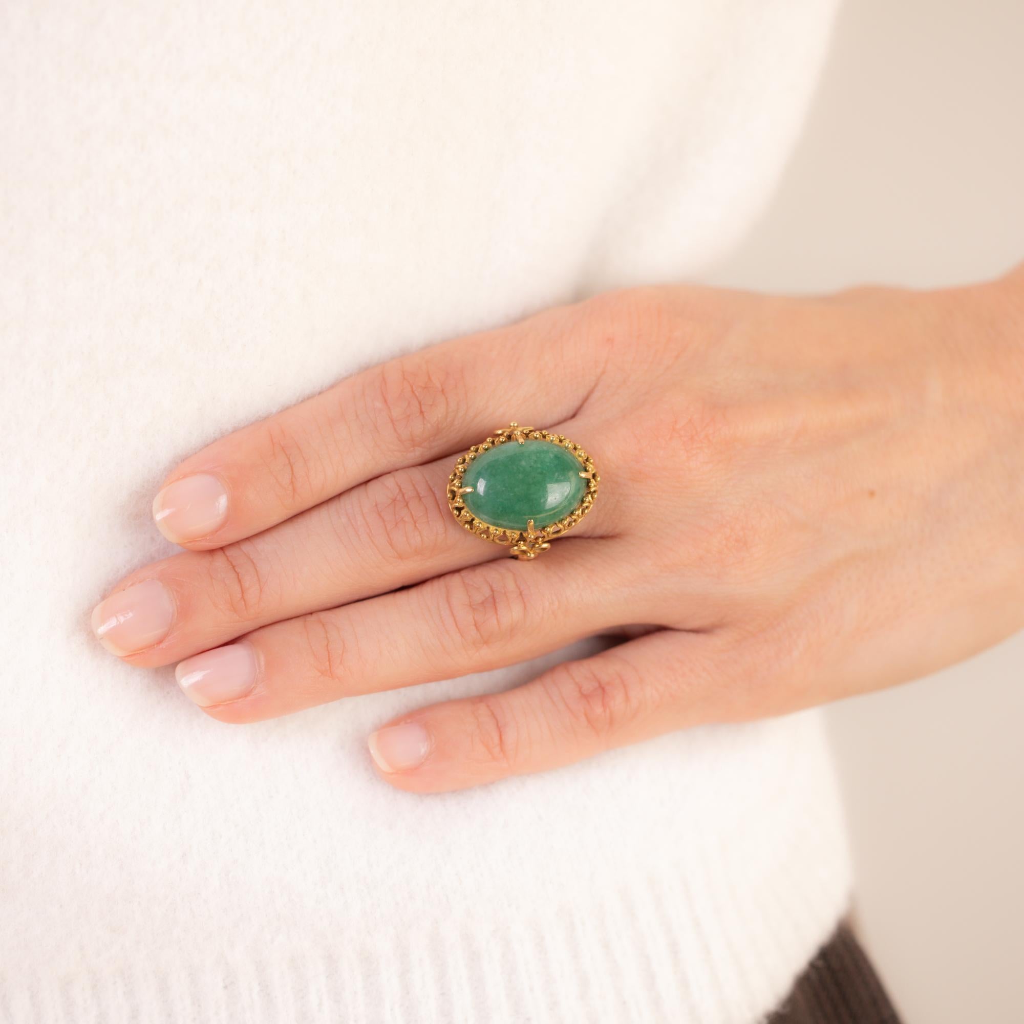 Taille cabochon Bague cocktail vintage en or jaune 18 carats avec cabochon de jade en vente