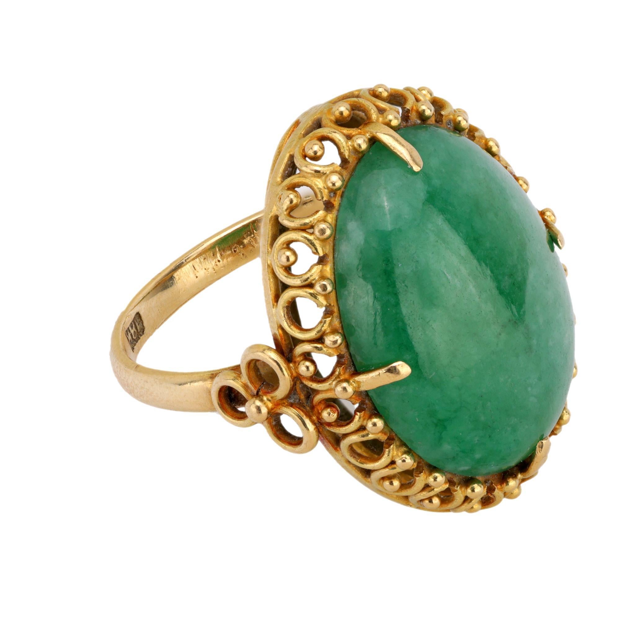 Bague cocktail vintage en or jaune 18 carats avec cabochon de jade Excellent état - En vente à Beverly Hills, CA