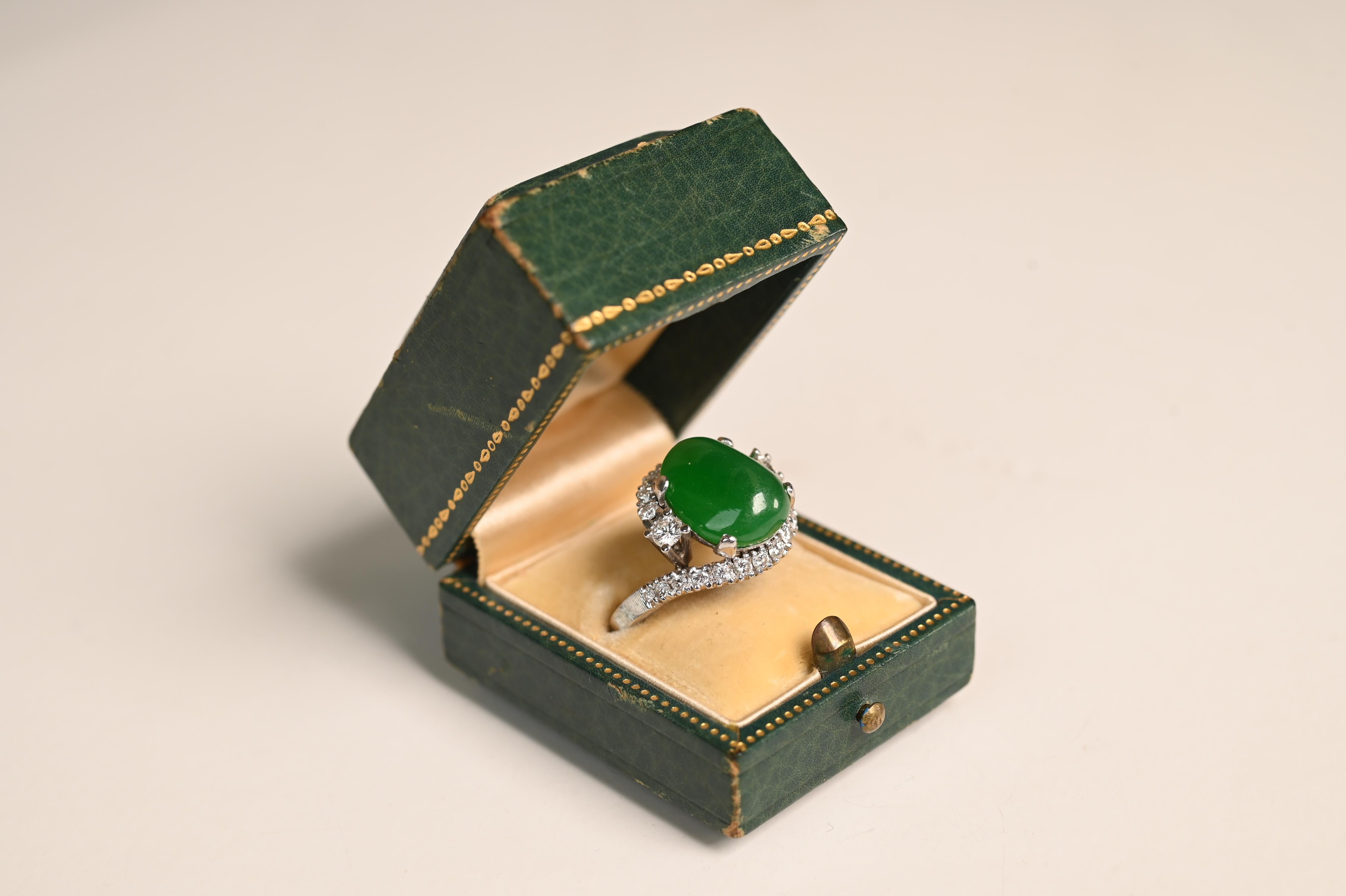 Dieser exquisite Vintage-Ring aus der Zeit um 1950 zeigt einen faszinierenden Jadeit-Cabochon in einer klassischen Vier-Zacken-Fassung. Der satte, ruhige Farbton des Jadeit fällt sofort ins Auge und strahlt eine zeitlose Eleganz aus. Der in