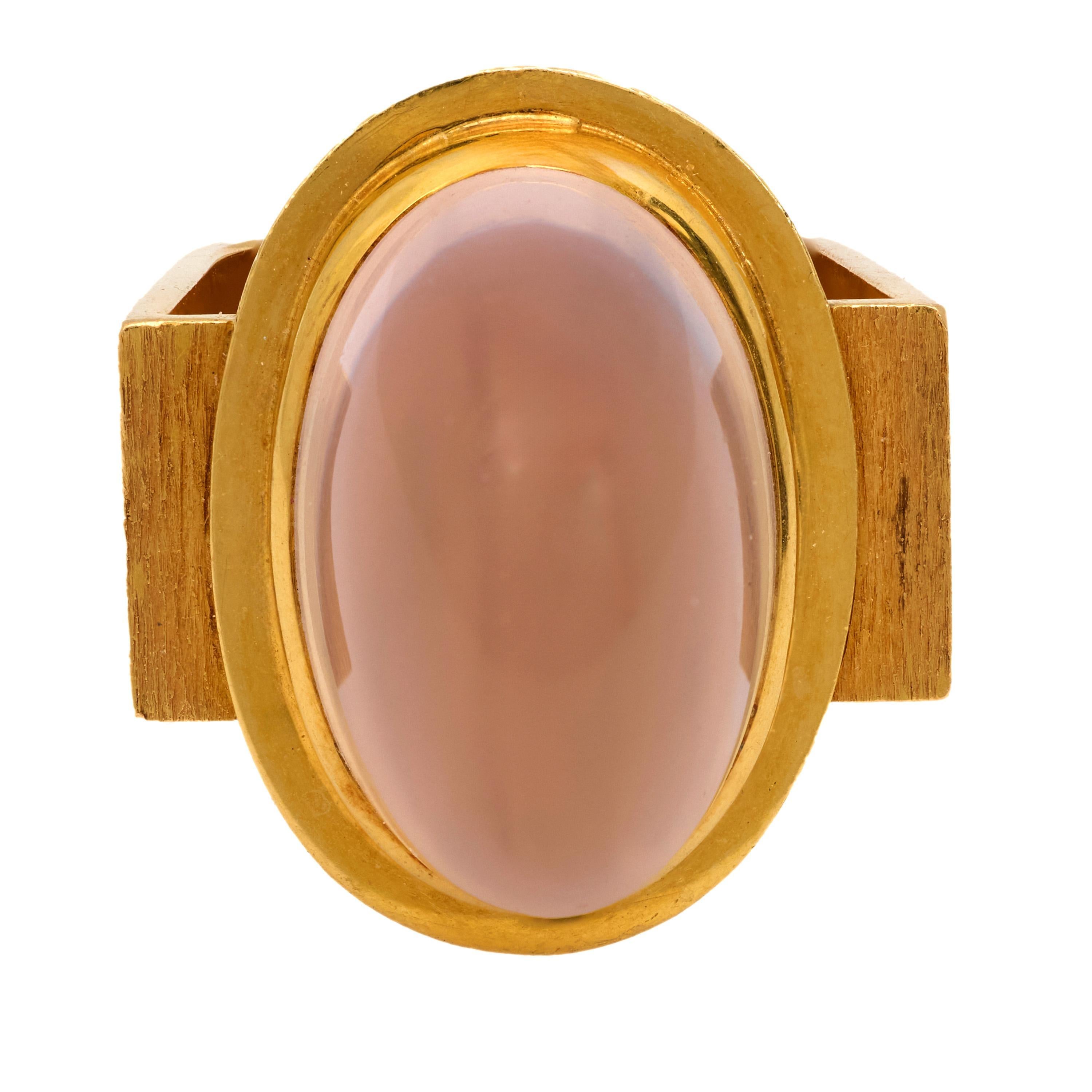 Modern Vintage cabochon pink quartz 18k yellow gold cocktail ring For Sale
