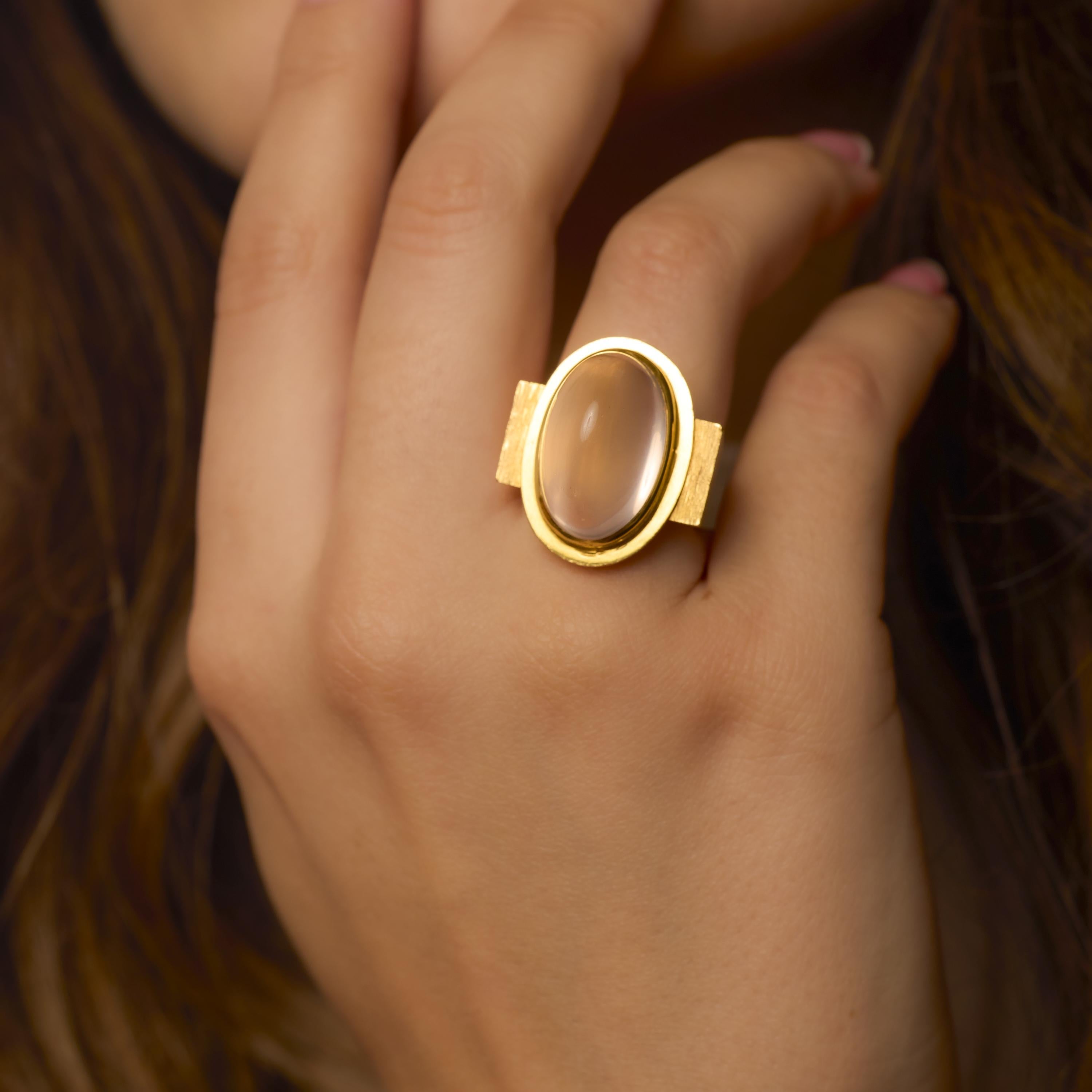 Cabochon Vintage cabochon pink quartz 18k yellow gold cocktail ring For Sale