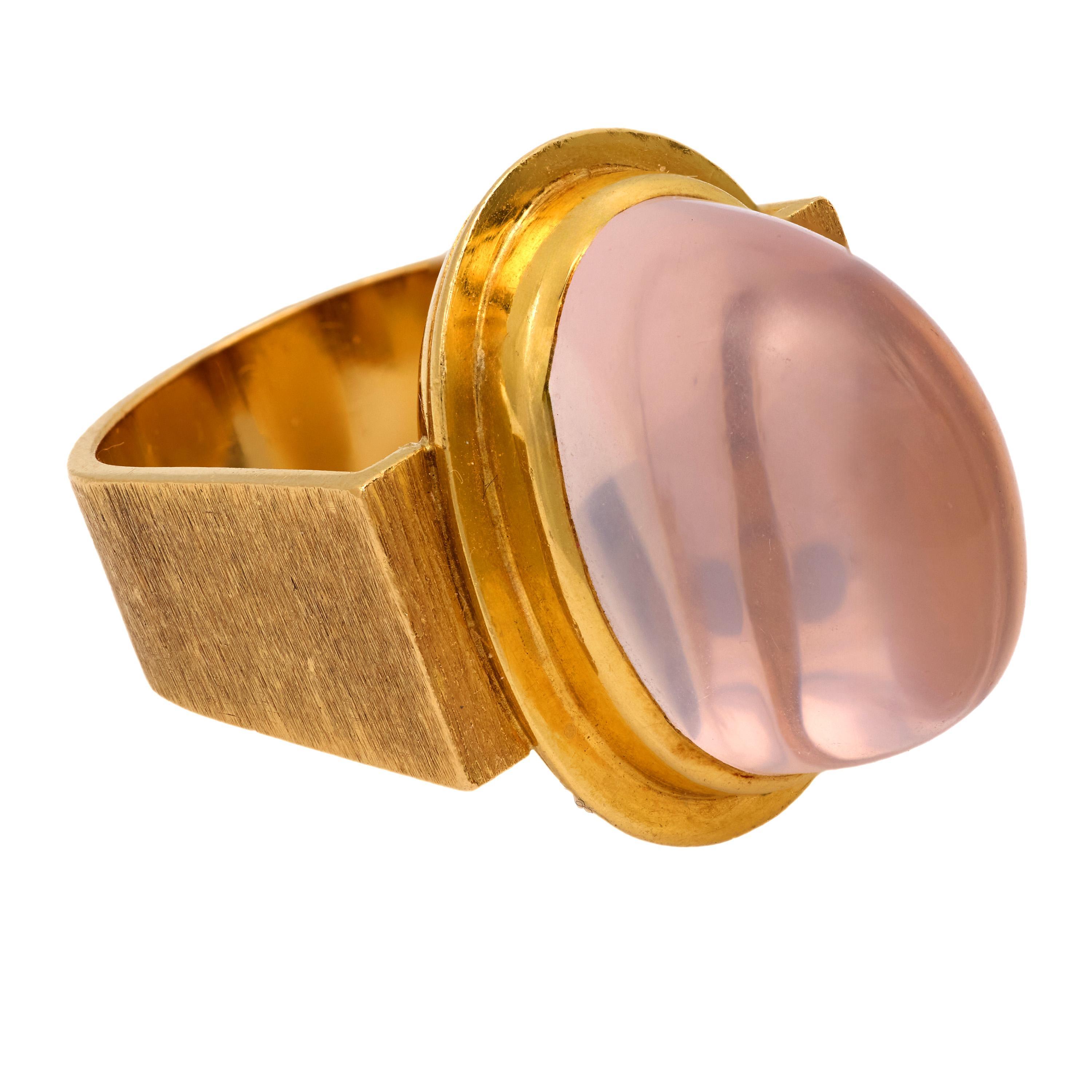Vintage cabochon pink quartz 18k yellow gold cocktail ring In Good Condition For Sale In Beverly Hills, CA