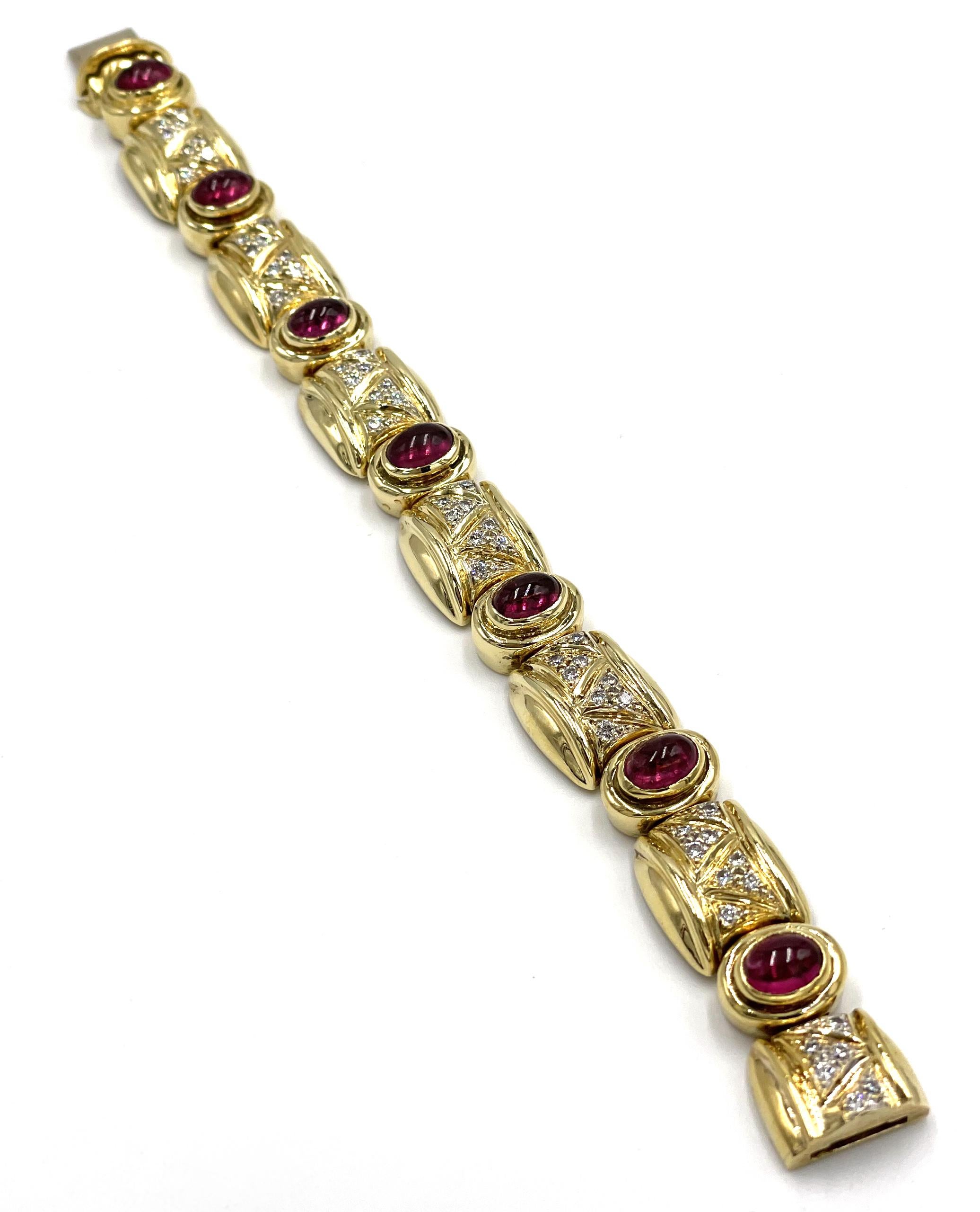 Armband aus 18 Karat Gelbgold mit 55 runden Diamanten von insgesamt 1,52 Karat (Farbe G, Reinheit VS) und 7 ovalen rosafarbenen Turmalinen im Cabochon-Schliff von jeweils 5 x 7 Millimetern. Die Länge des Armbands beträgt ca. 6,5 Zoll und die Breite
