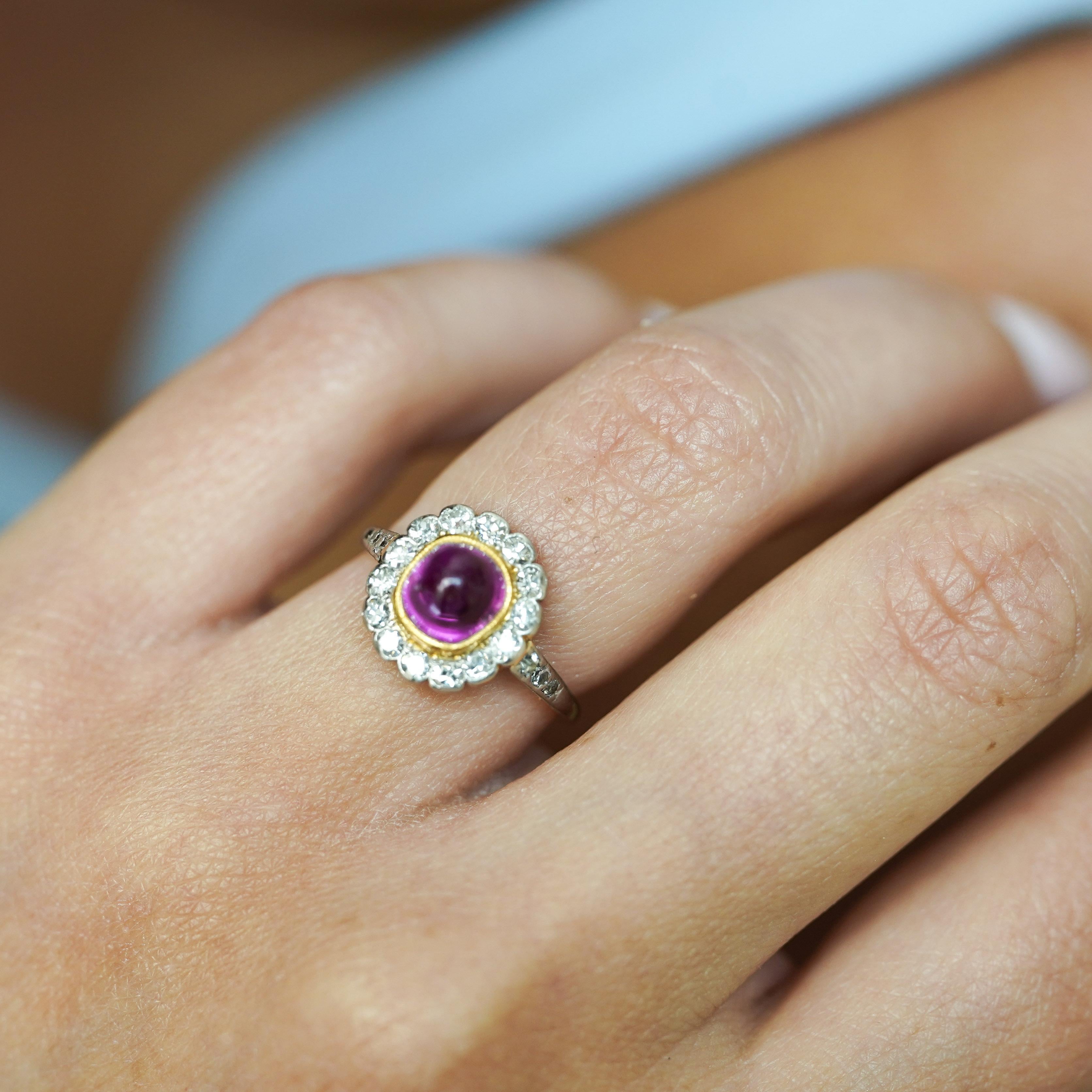 Vintage rosa lila Saphir Cabochon mit alten europäischen Diamanten Halo in 14K Gelbgold und Platin Ring geschnitten. Größe 5, einstellbar.

Produktspezifikationen:
Artikel Typ: Vintage Cocktail Ring
Metall: 14K Gelbgold und Platin
Größe: 5