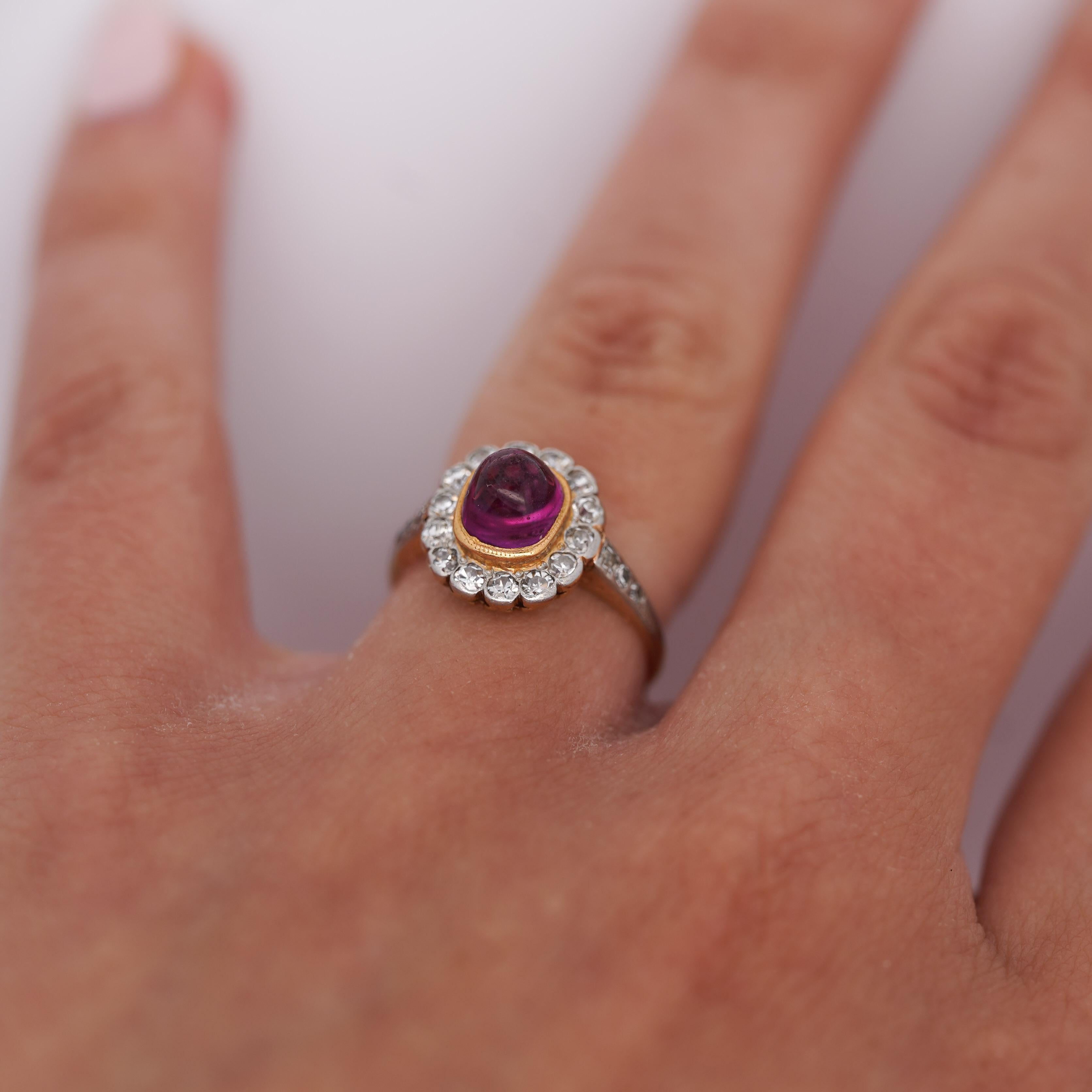 Vintage Cabochon Pinkish Purple Sapphire & Old Euro Diamond Floral Halo Ring (Retro) im Angebot