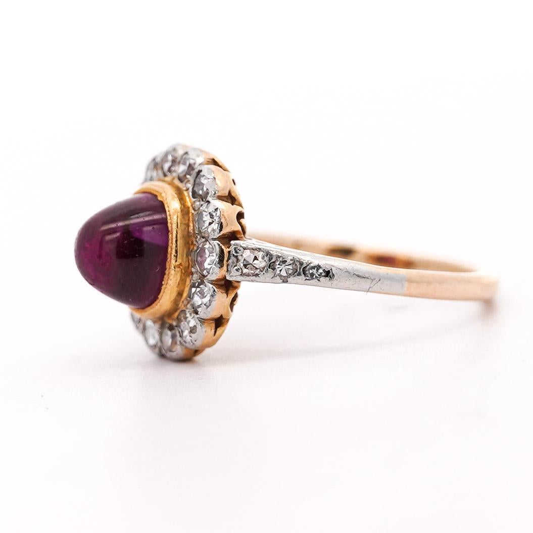 Vintage Cabochon Pinkish Purple Sapphire & Old Euro Diamond Floral Halo Ring im Zustand „Gut“ im Angebot in Miami, FL
