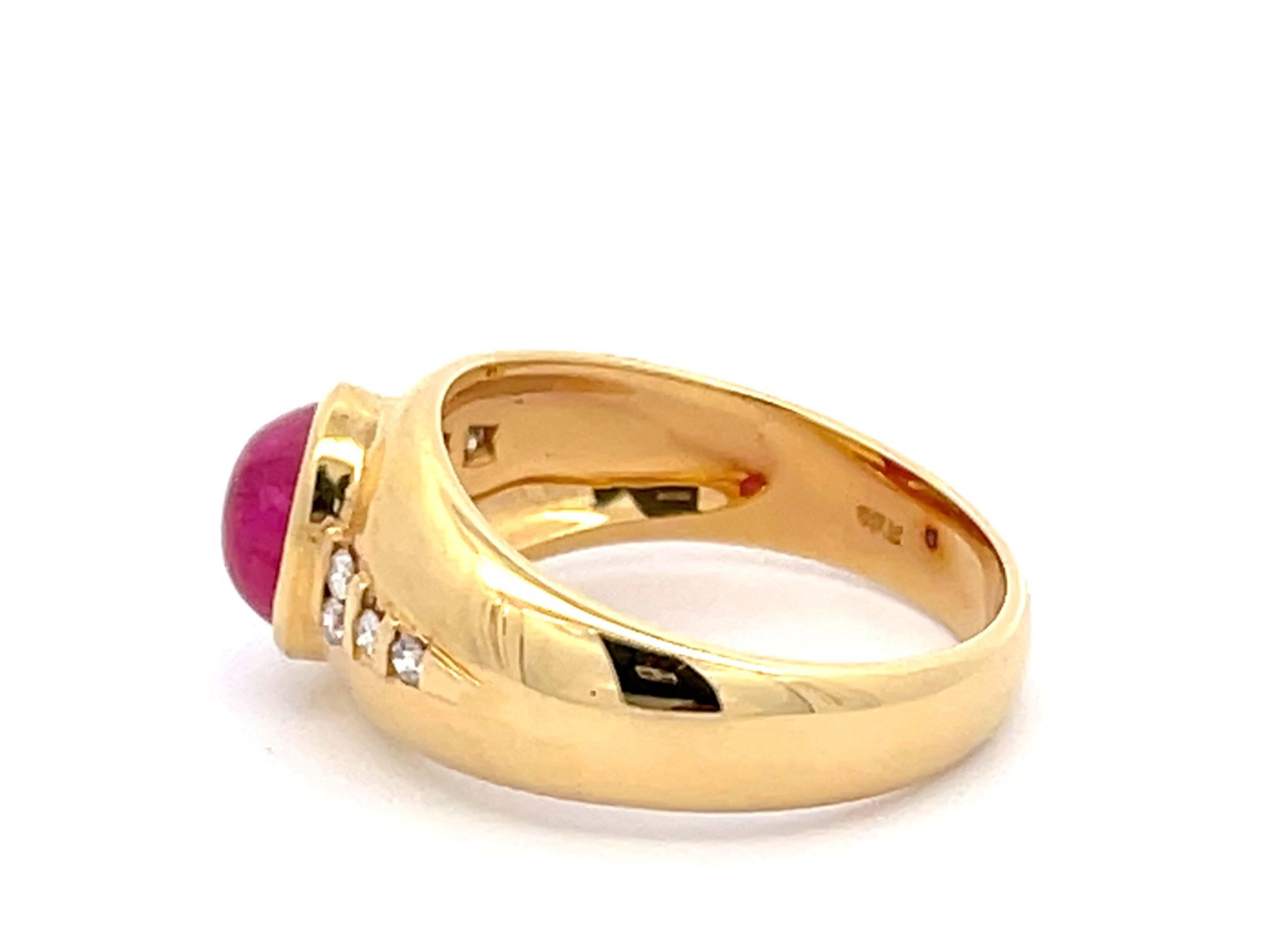 Vintage Cabochon Red Ruby and Eight Diamond Ring in 18k Yellow Gold In Excellent Condition In Honolulu, HI