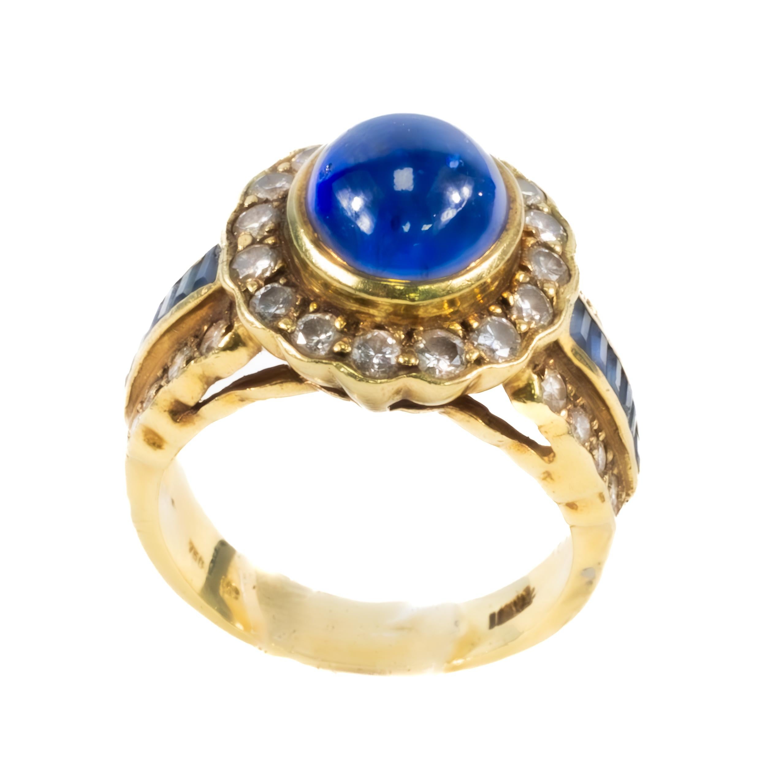 Halo-Ring mit Cabochon-Saphir und Diamant im Vintage-Stil

Dieser Ring im Vintage-Stil strahlt zeitlose Eleganz aus. In seiner Mitte befindet sich ein faszinierender Saphir im Cabochon-Schliff, der tiefe, himmelblaue Farbtöne ausstrahlt. Der Saphir