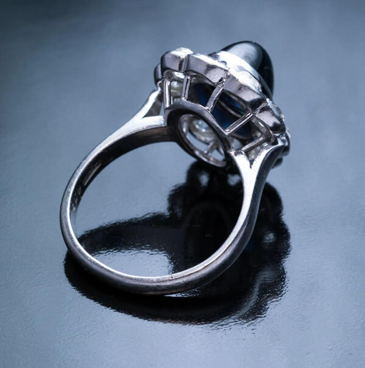 Verlobungsring mit Cabochon-Saphir und Diamant im Vintage-Stil Damen im Angebot