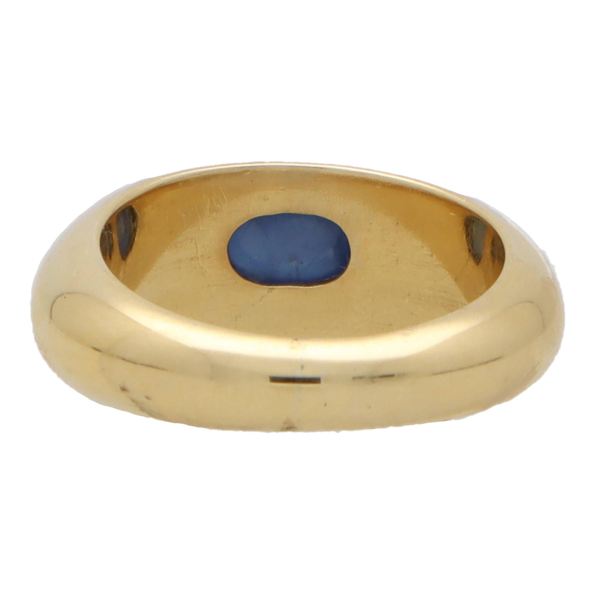 Vintage Chunky-Ring aus 18 Karat Gelbgold mit Cabochon-Saphir und Zigeuner-Fassung für Damen oder Herren im Angebot