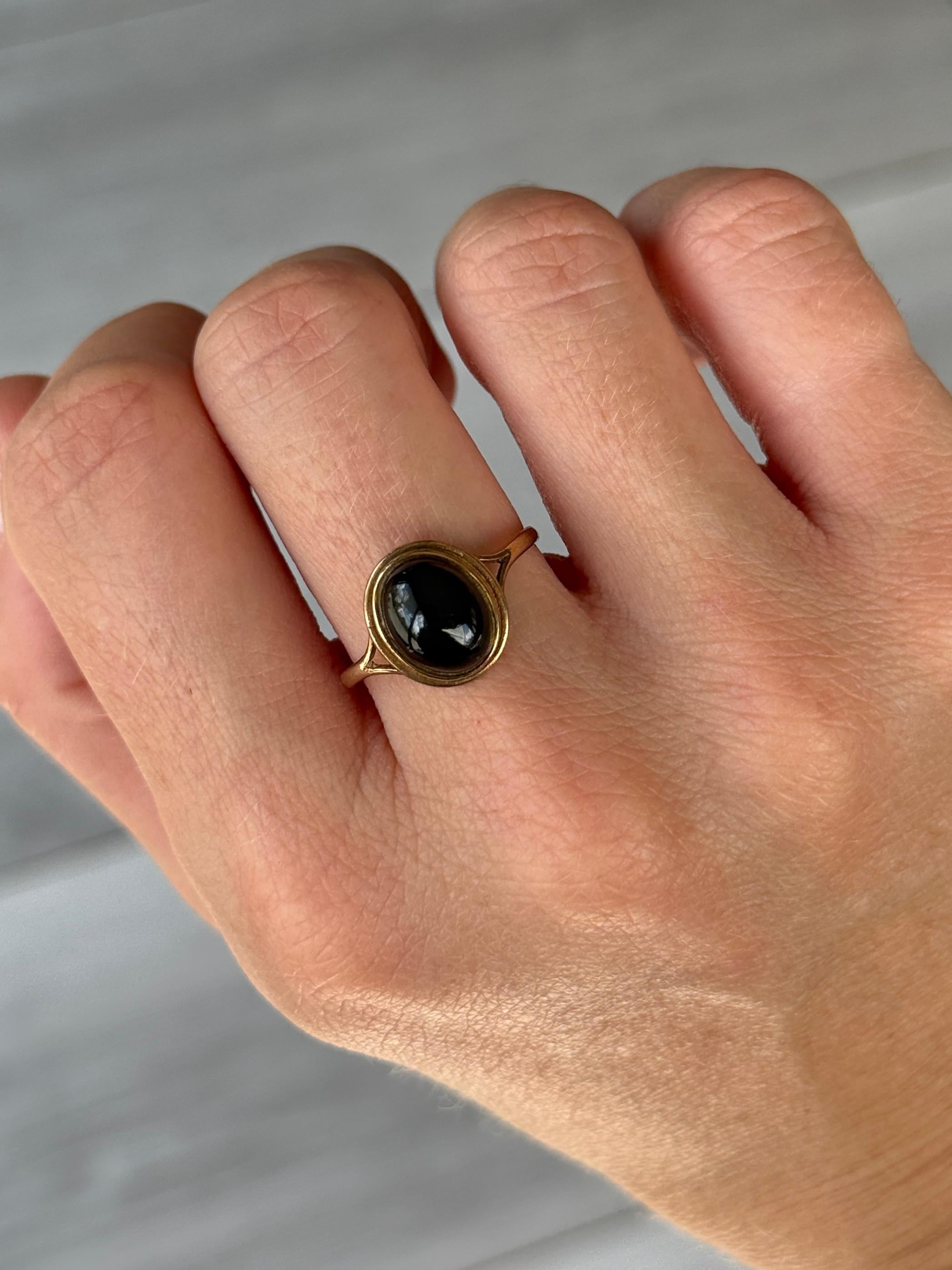 La pietra cabochon lucida è incastonata nell'oro a 9 carati. 

Misura dell'anello: N 1/2 o 7
Dimensioni della pietra: 10x8 mm
Altezza dal dito: 6 mm

Peso: 1.5 g