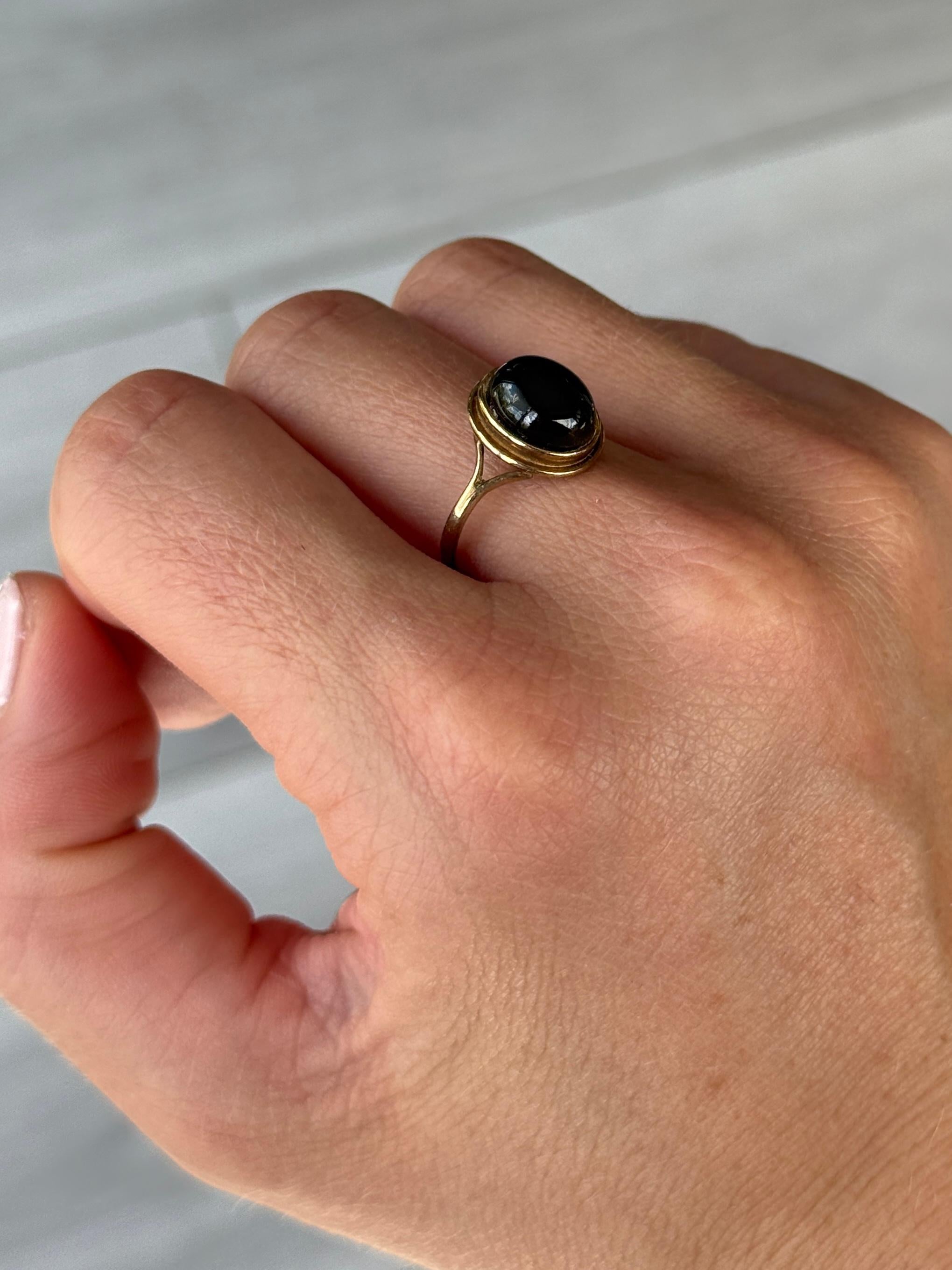 Cabochon Anello d'epoca con pietra cabochon e oro 9 carati in vendita