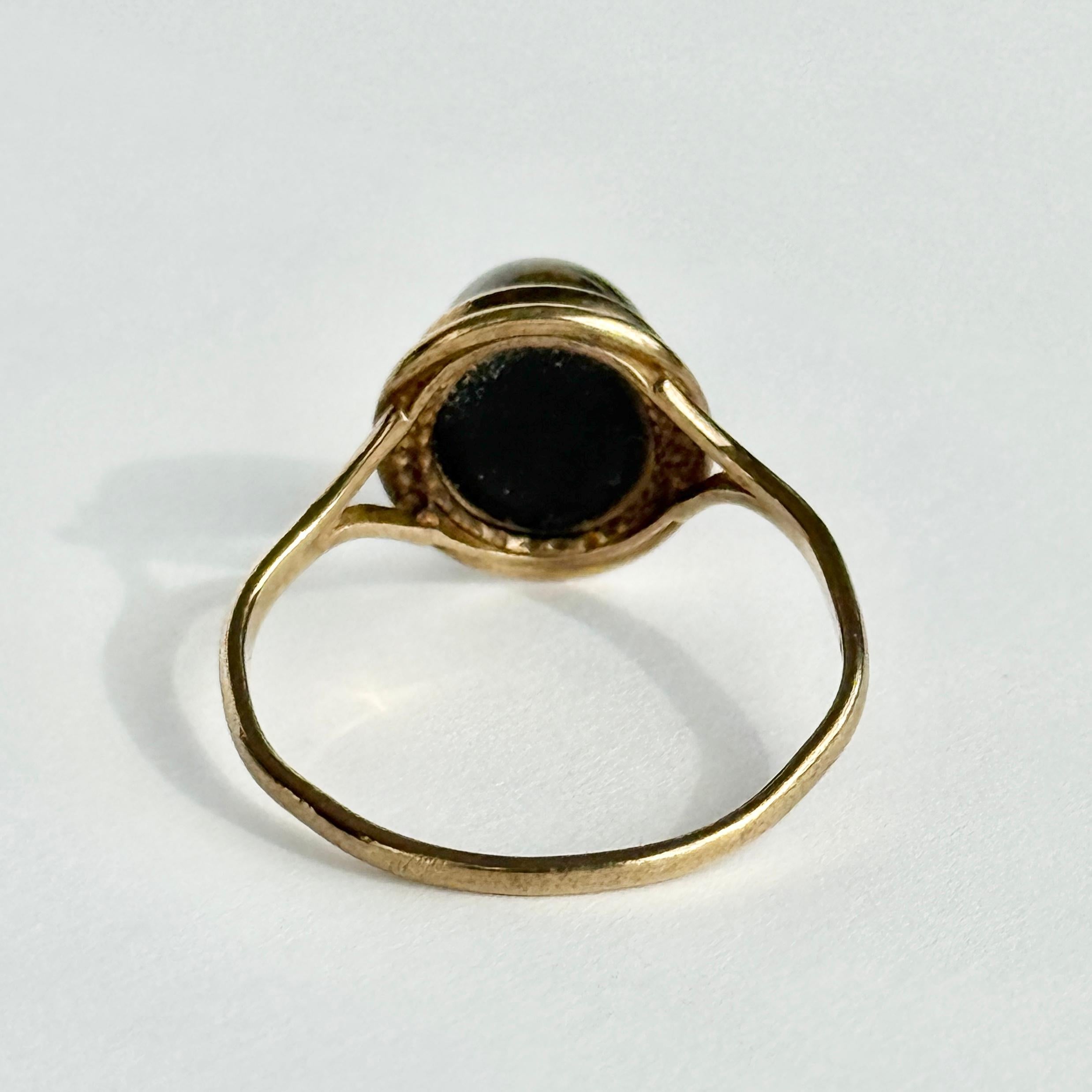 Donna Anello d'epoca con pietra cabochon e oro 9 carati in vendita