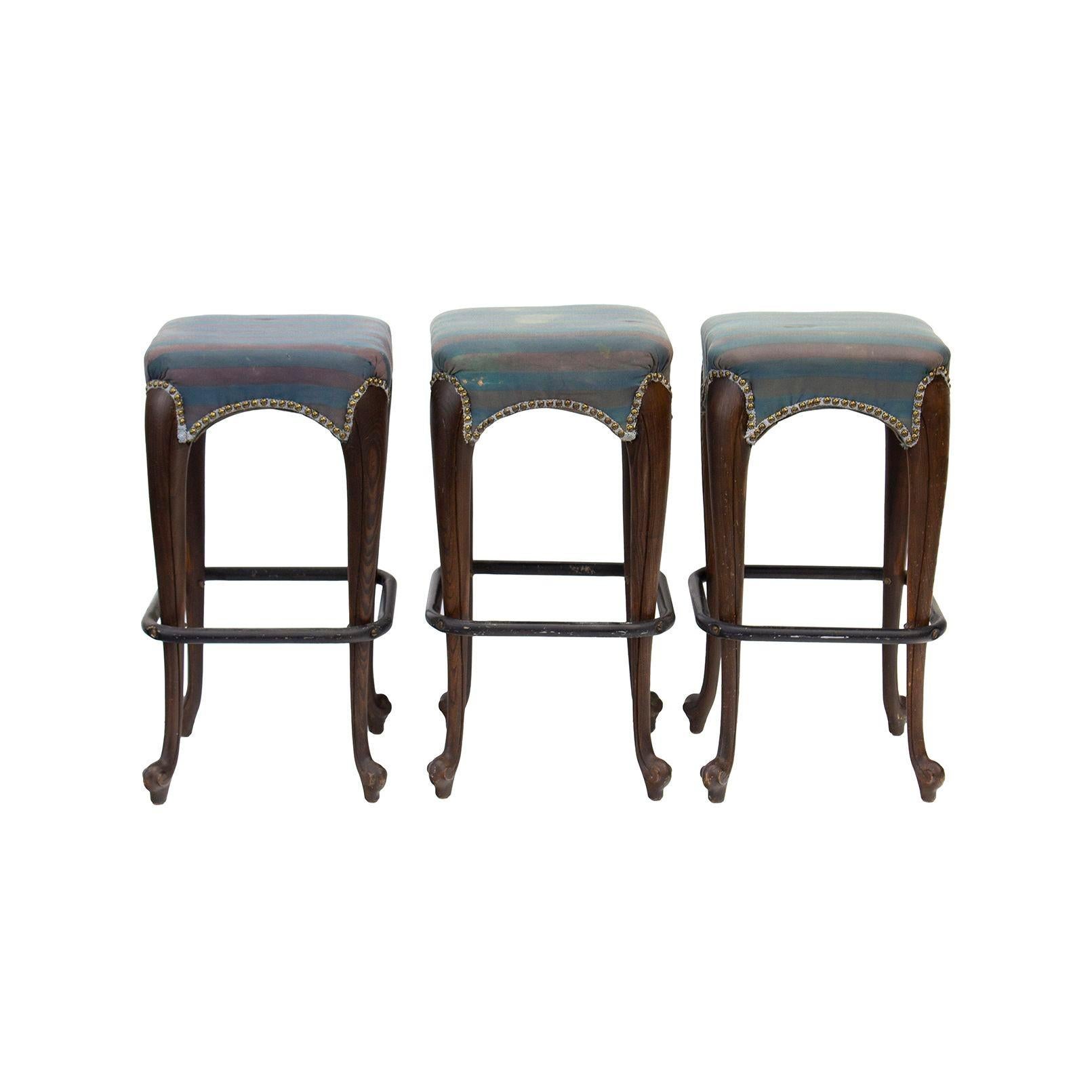 USA, 1970s
Set of vintage cabriole leg barstools with a tubular steel foot ring. Great detail to these stools. Bar Height at 29.5