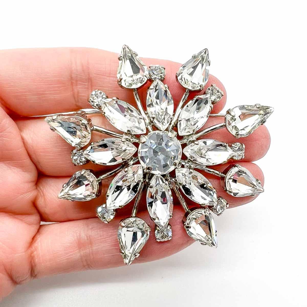 An adorable Vintage Cacharel Starburst Brooch. The statement starburst exquisitely set with a wonderful spread of fancy cut crystals including marquise, chatons and teardrop crystals. Each one carefully claw set in a chic rhodium plated setting.