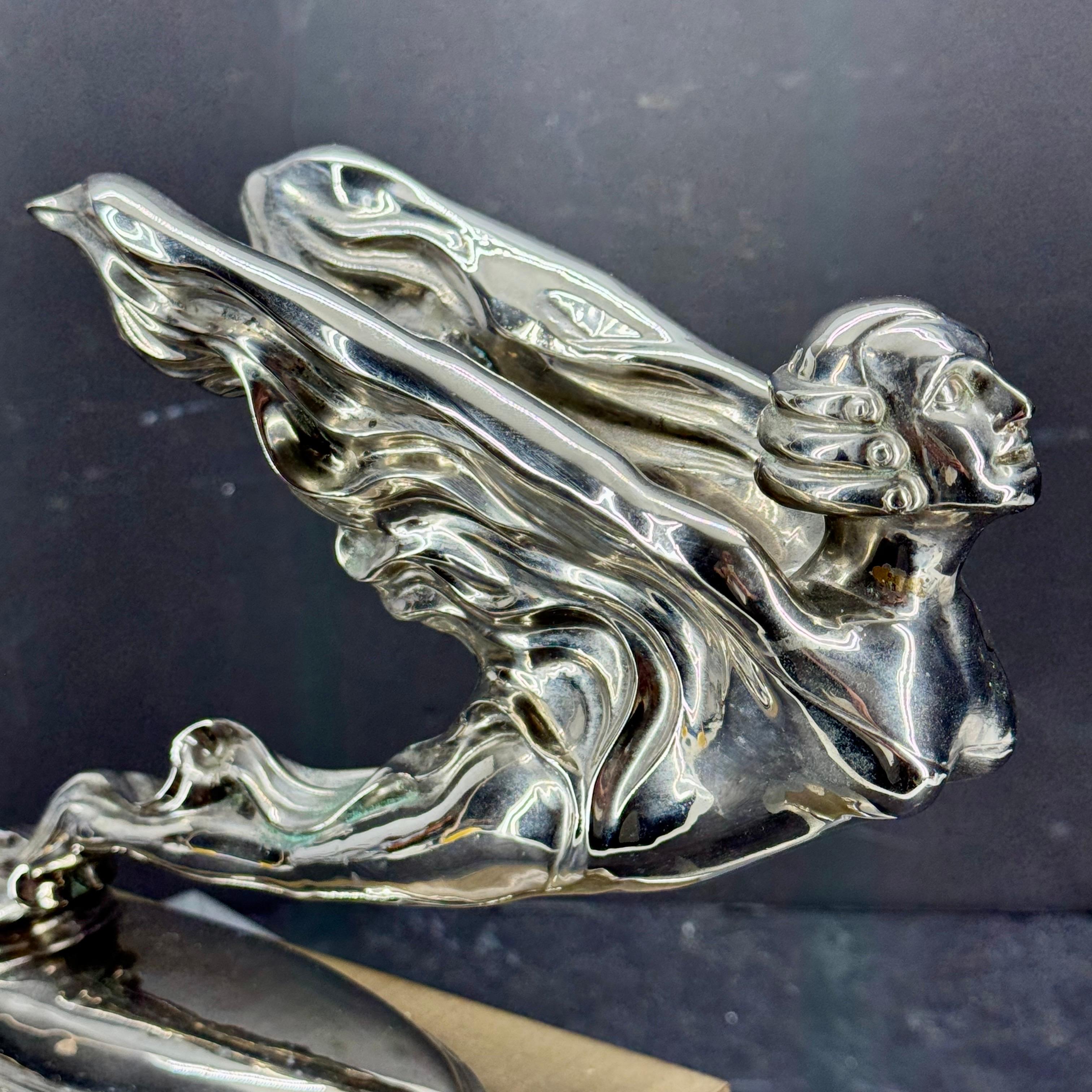 Questa figura iconica di Cadillac vintage cromata è stata montata su una base in metallo faux bois. Questo è sicuramente un regalo unico per te o per la persona che ha tutto e che è un appassionato di auto d'epoca. 