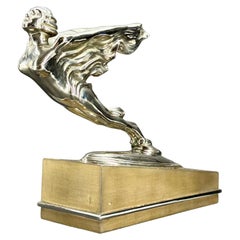 Statue de déesse à capuche Cadillac vintage sur base