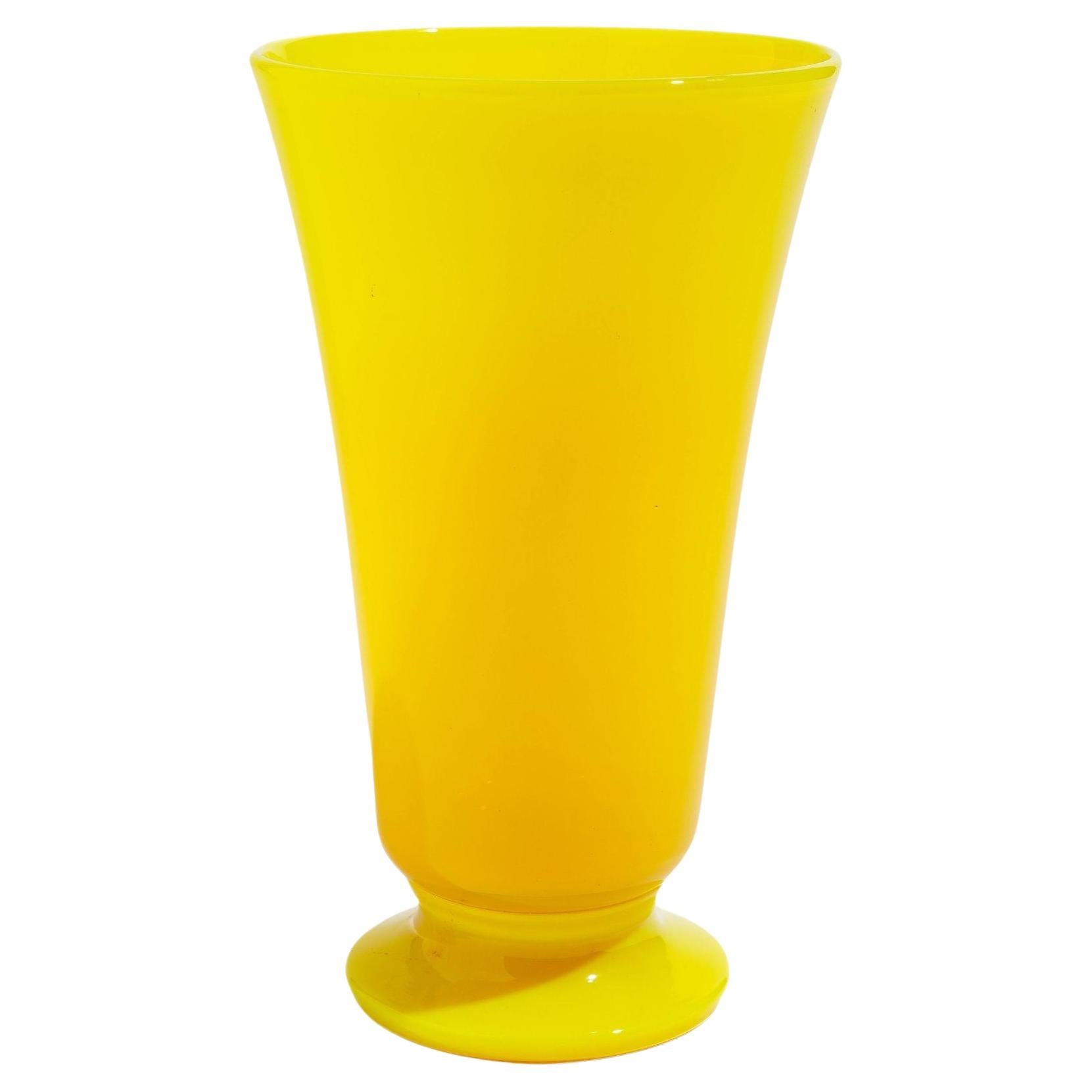 Vase à pied en verre soufflé jaune cadmium opalin vintage