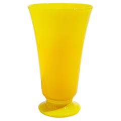 Vintage kadmiumgelbes Opalglas geblasen Vase mit Fuß