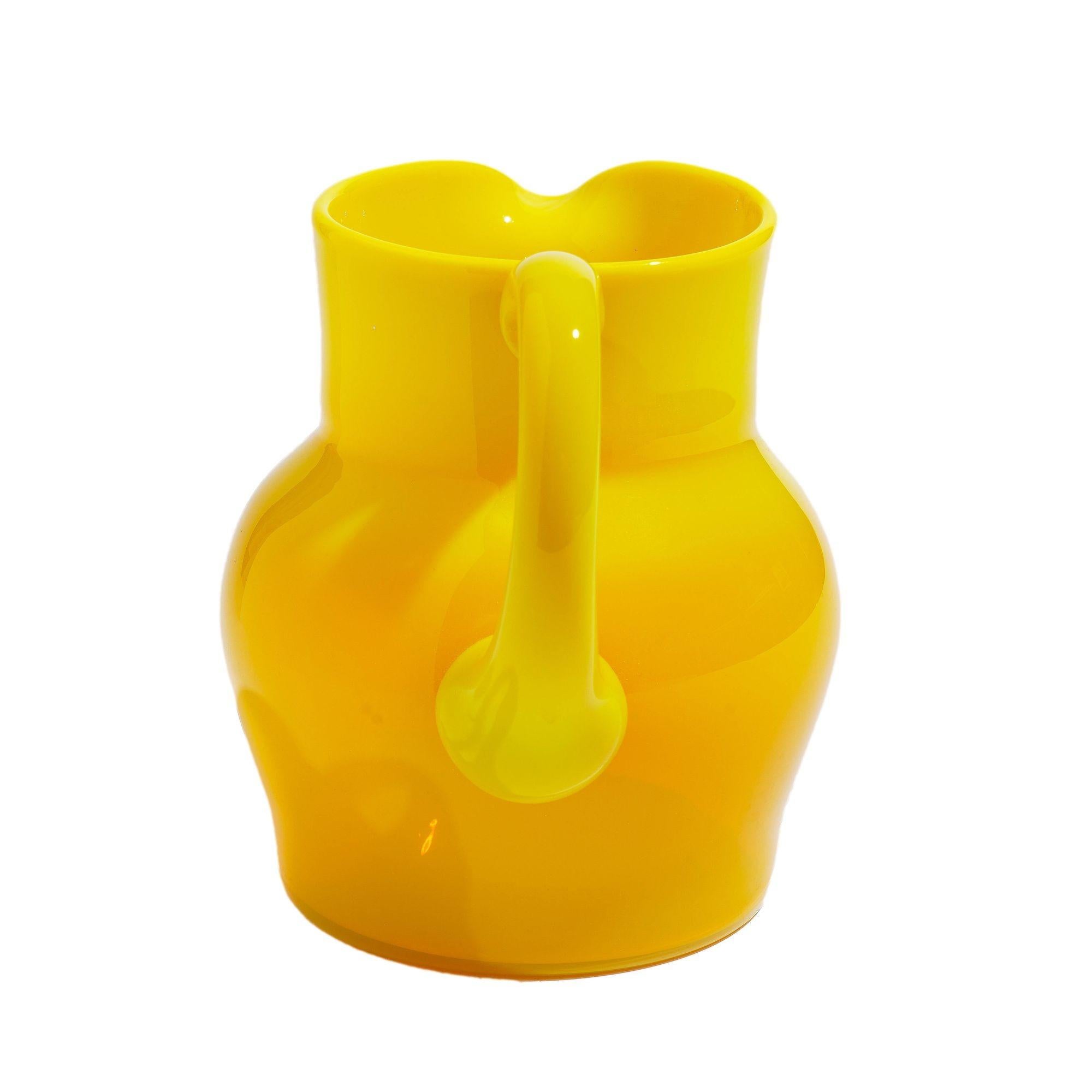 Kadmiumgelber Krug aus geblasenem Opalglas, Vintage im Zustand „Gut“ im Angebot in Kenilworth, IL
