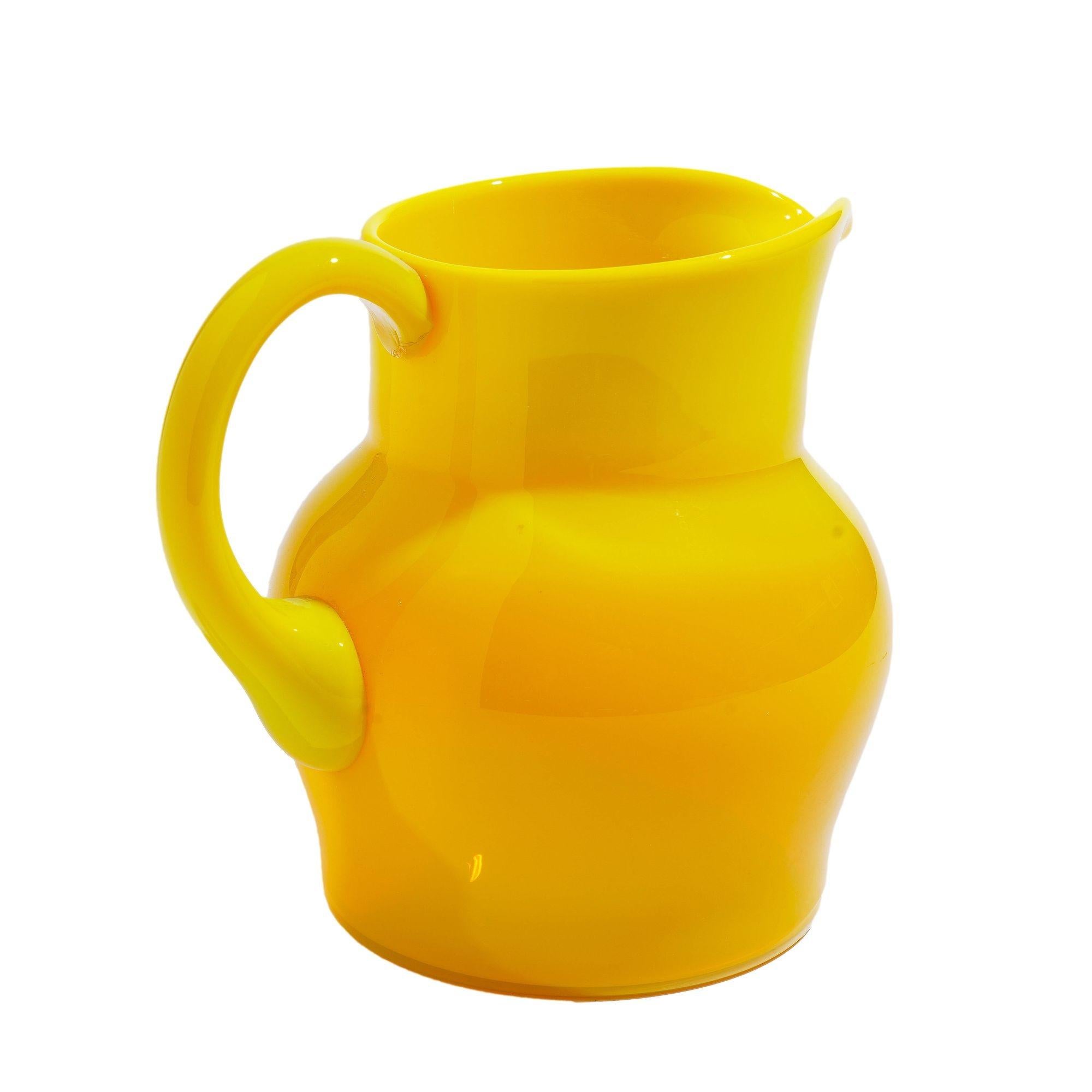 Kadmiumgelber Krug aus geblasenem Opalglas, Vintage (20. Jahrhundert) im Angebot