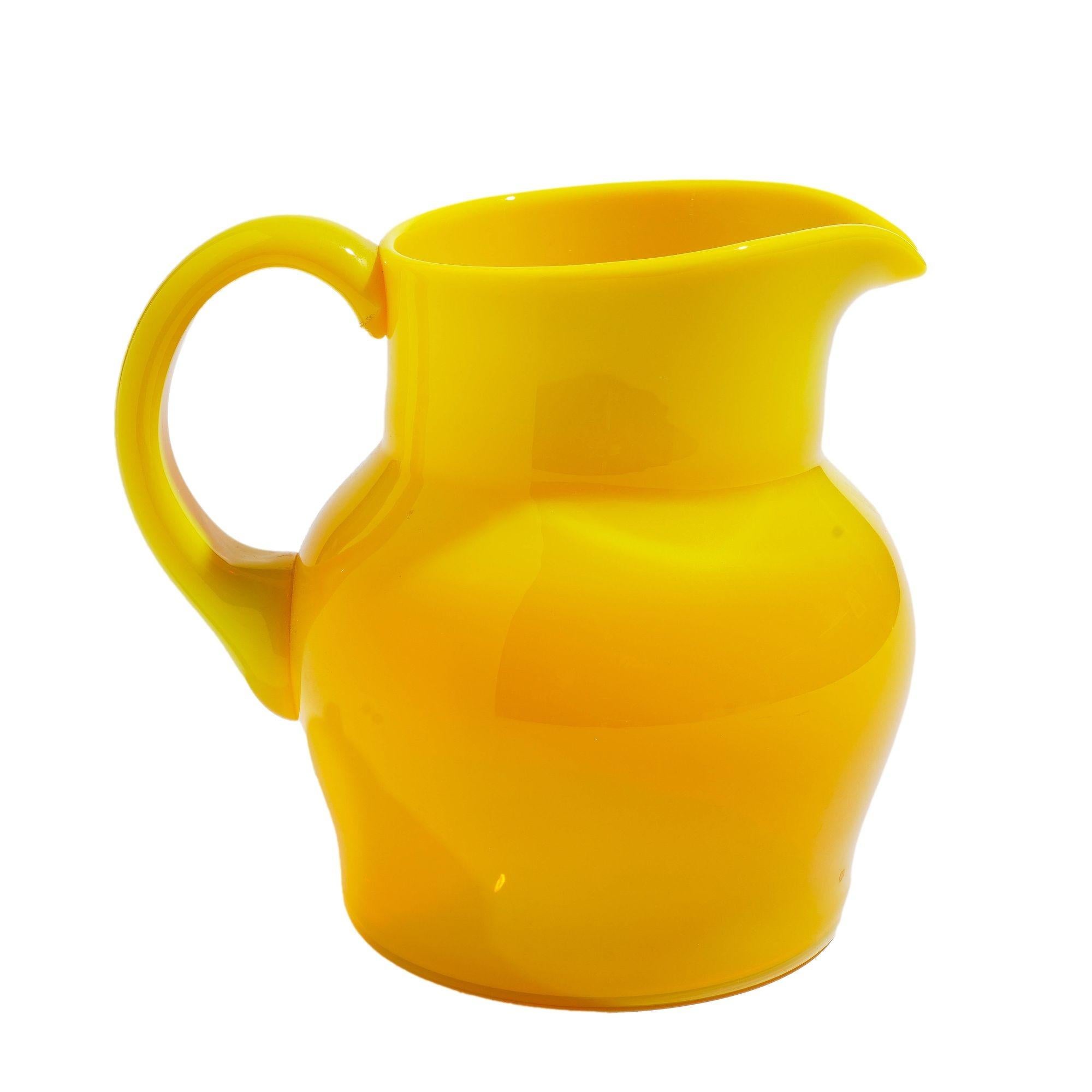 Kadmiumgelber Krug aus geblasenem Opalglas, Vintage (Glaskunst) im Angebot