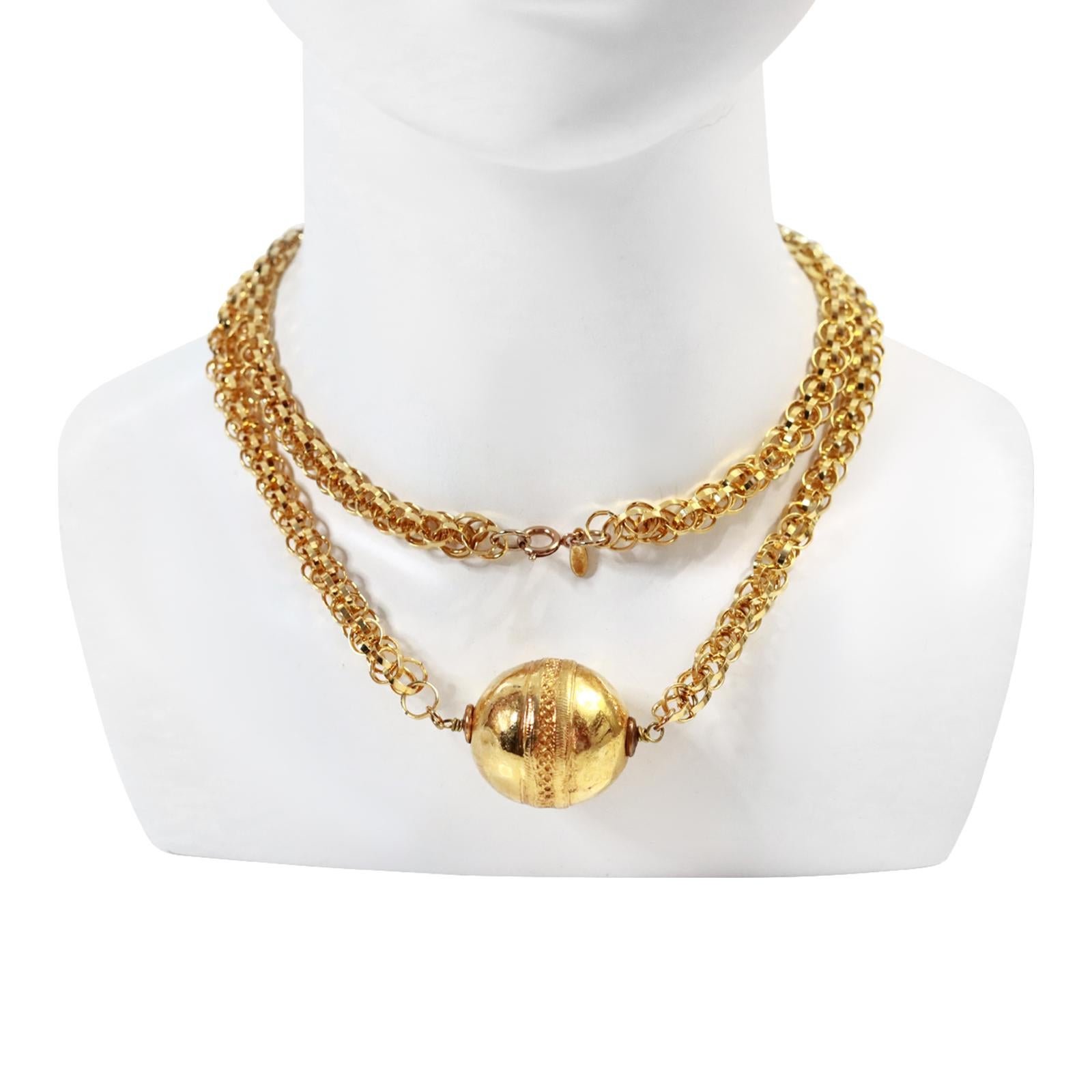 Vintage Cadoro Gold-Ton lange Halskette mit Ball CIRCA 1980s. Sehr schick. Dies ist eine ungewöhnliche Halskette, und sie ist außergewöhnlich gut gemacht. Er kann lang oder doppelt getragen werden. Die längliche Kugel hat ein gehämmertes Aussehen,