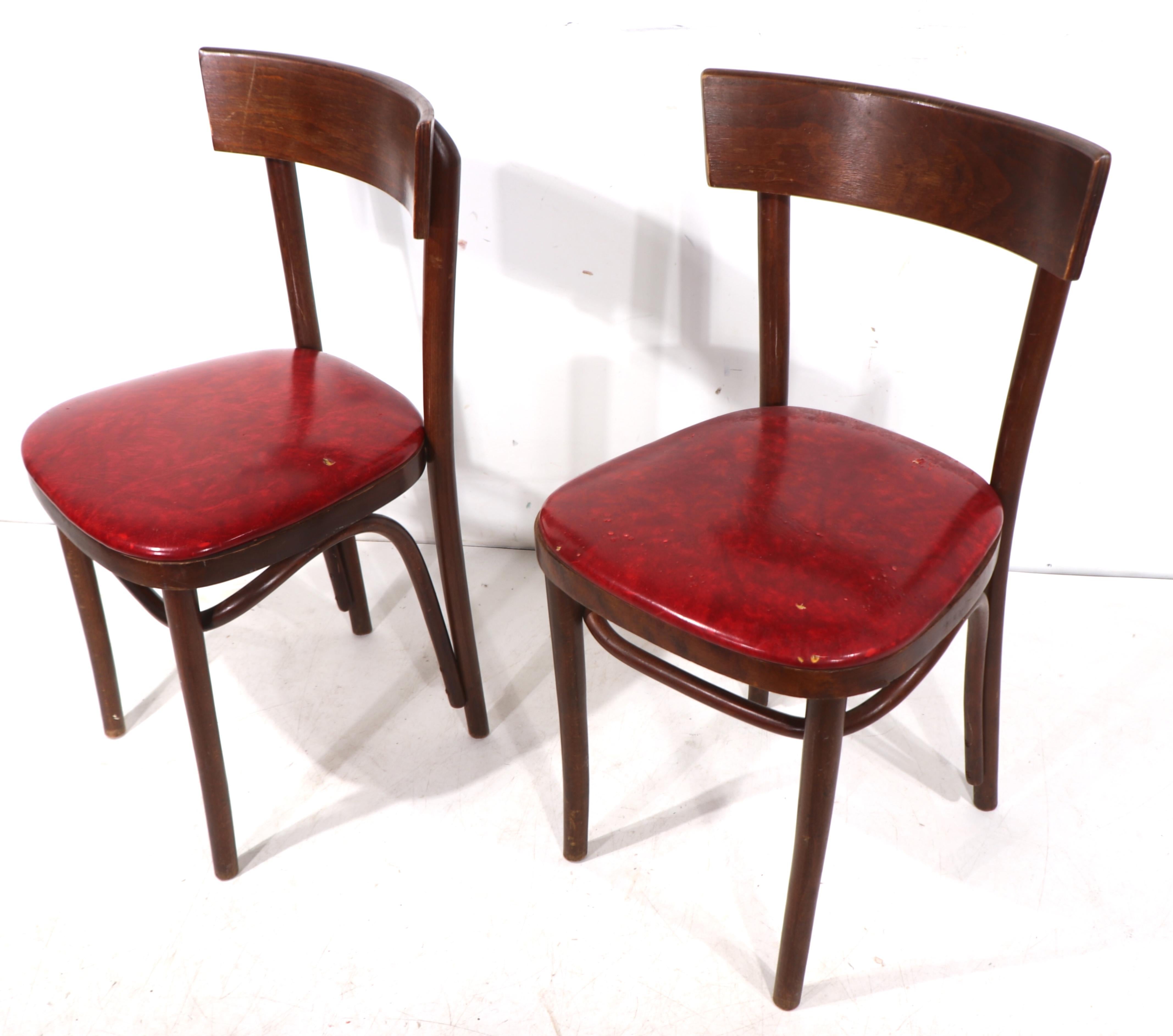 Klassische Bugholz-Café, Bistro-Stil Esszimmerstühle, mit einer gekrümmten schaufelförmigen Rückenlehne, Vinyl gepolsterten pad Sitz, und runden Holzbeinen. Das Design erinnert an die ikonischen Thonet-Stücke. Sie wurden in Rumänien hergestellt und