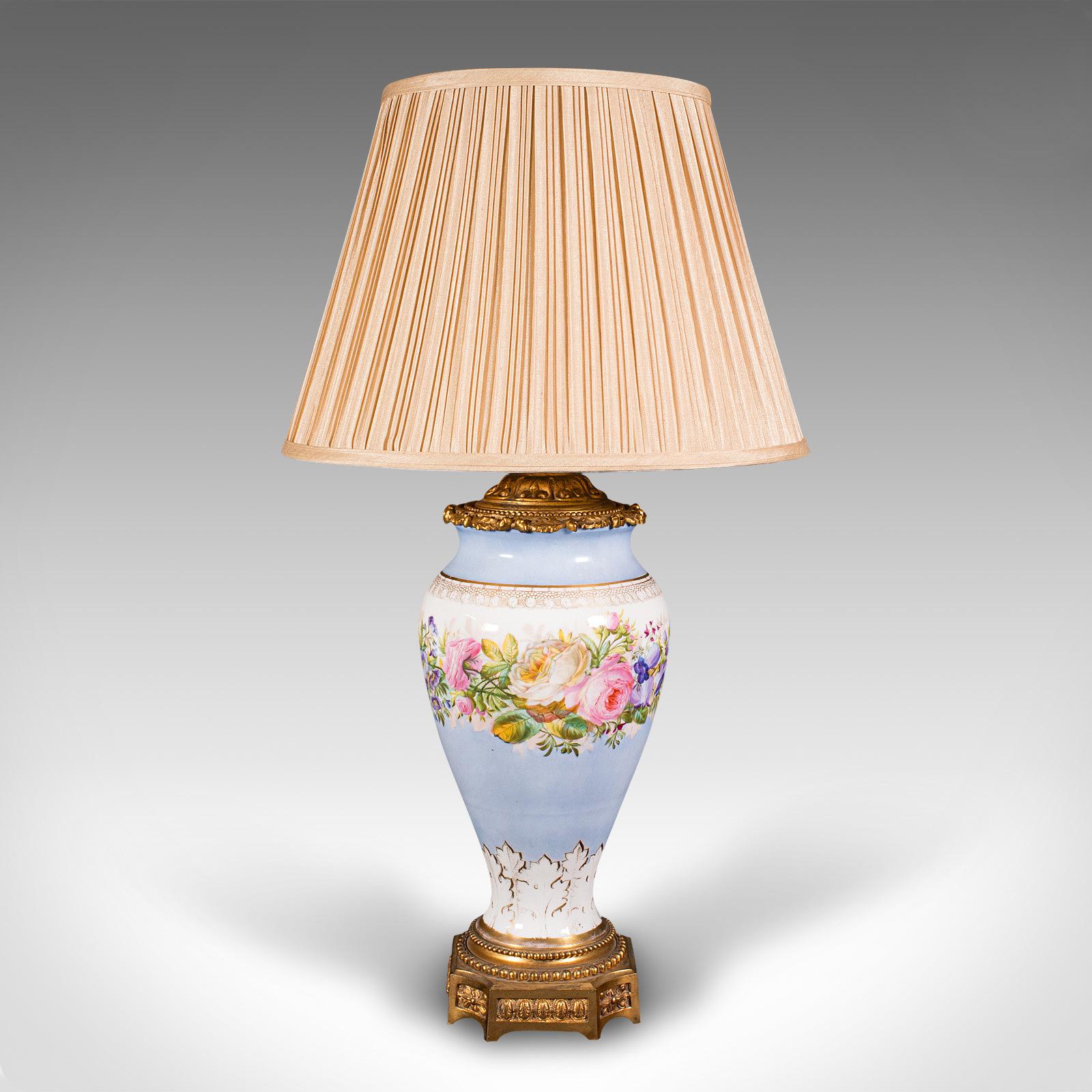 Français Lampe de table décorative française, céramique, métal doré, vers 1930 en vente