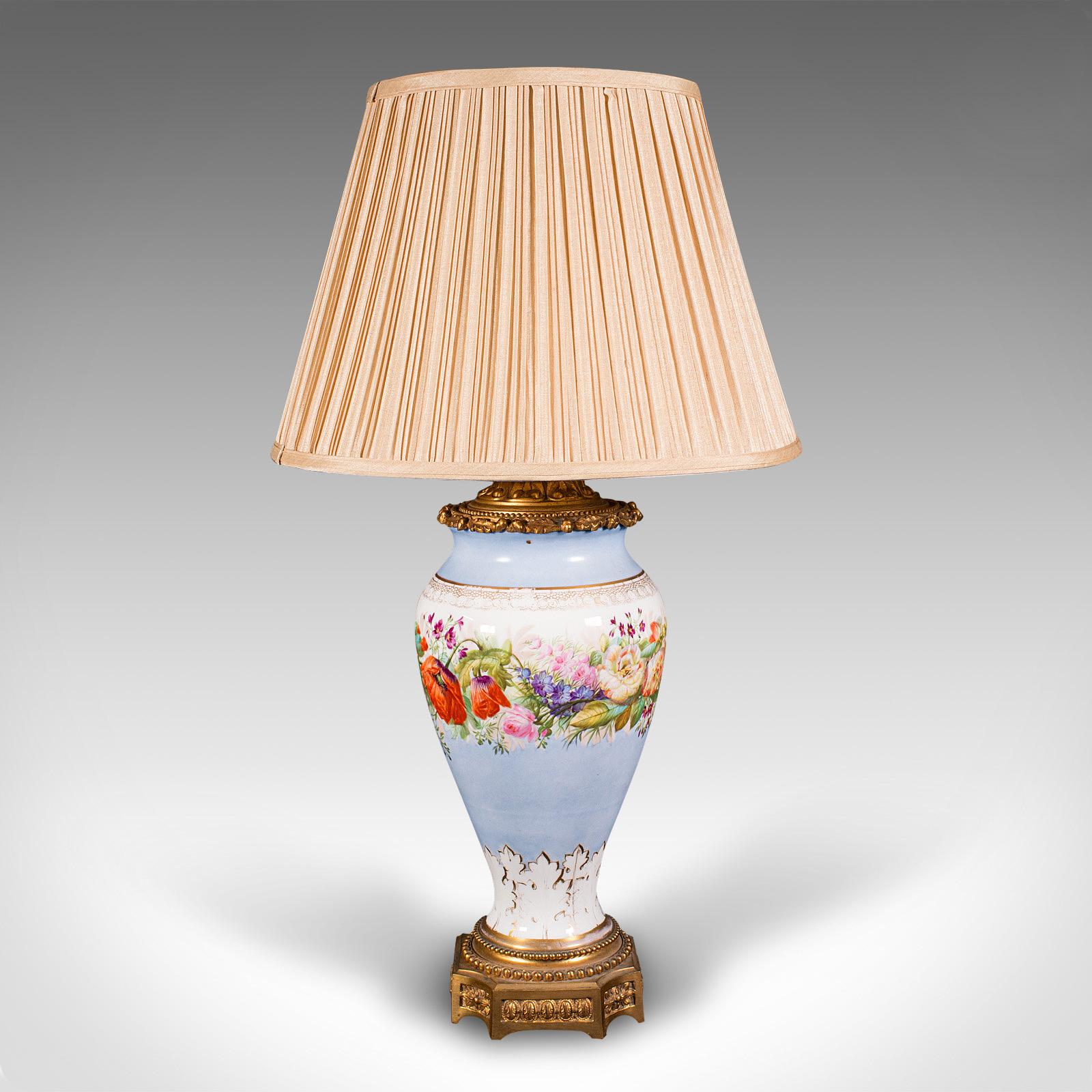 20ième siècle Lampe de table décorative française, céramique, métal doré, vers 1930 en vente