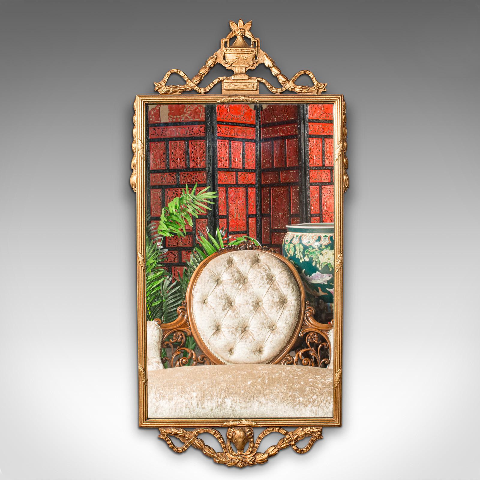 Il s'agit d'un miroir de café vintage. Miroir de hall ou de manteau, en bois doré et verre, datant du milieu du 20e siècle, vers 1950.

Un cadre pimpant entoure une plaque de miroir agréablement lumineuse
Patine d'ancienneté souhaitable et bon état